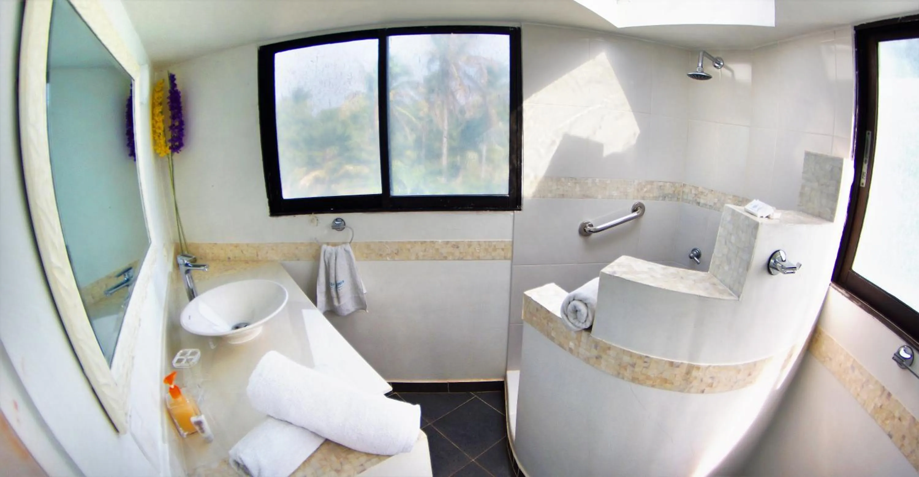 Bathroom in Casa de las Flores tropical