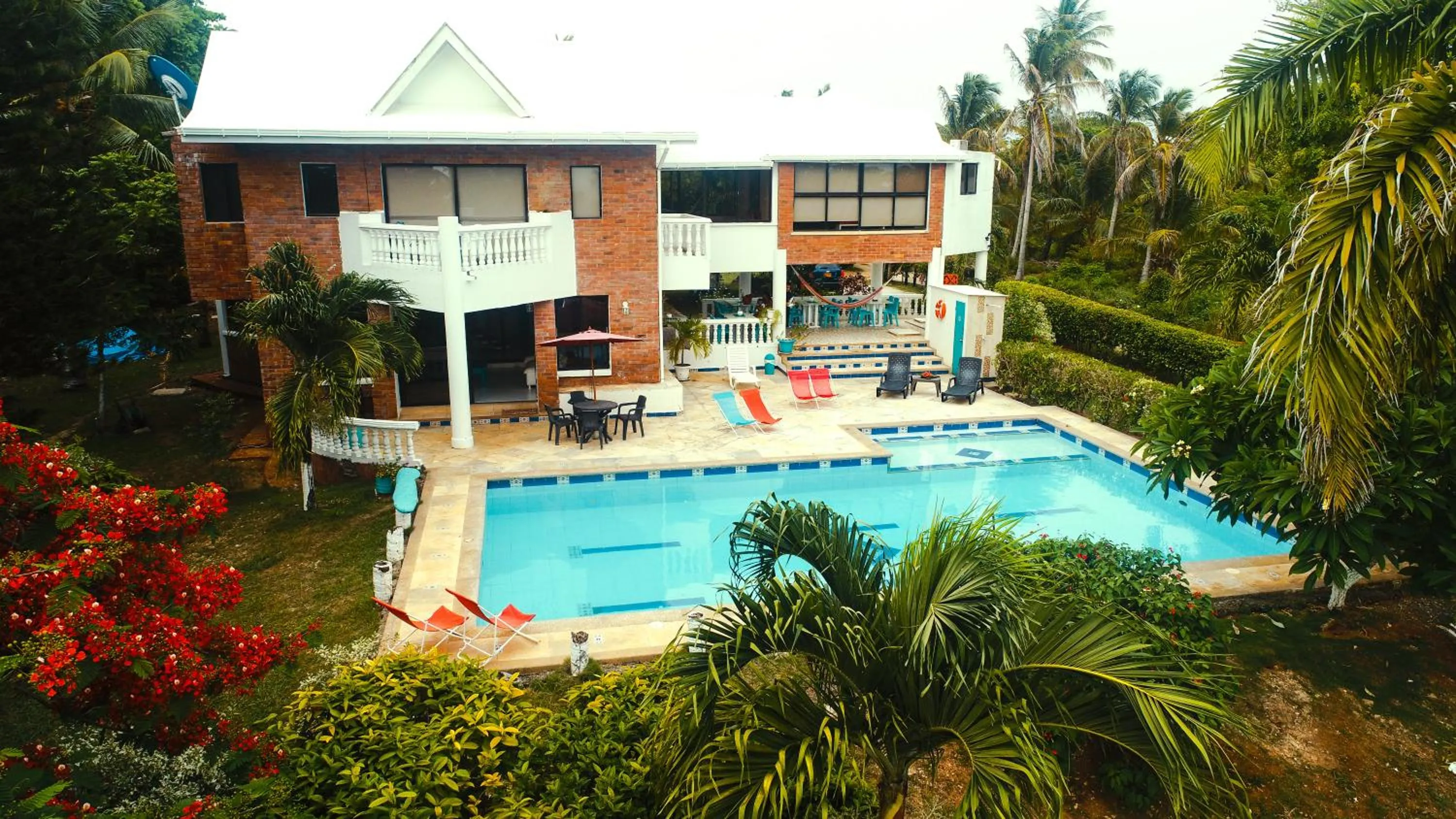 Swimming pool in Casa de las Flores tropical