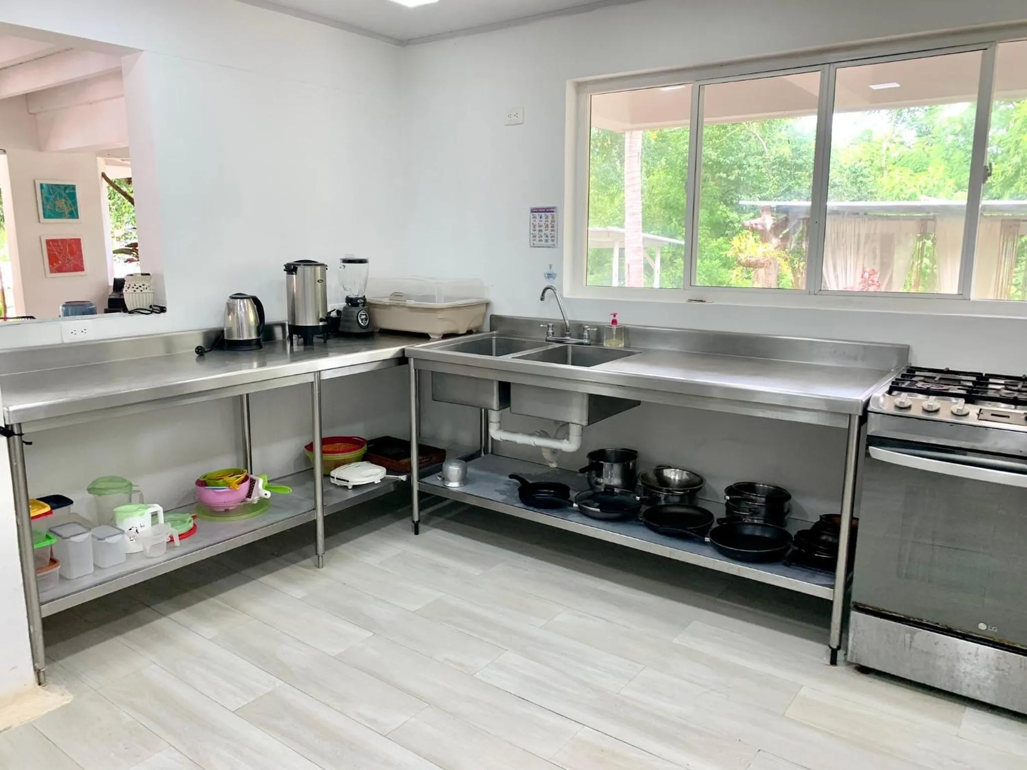 Kitchen or kitchenette in Casa de las Flores tropical