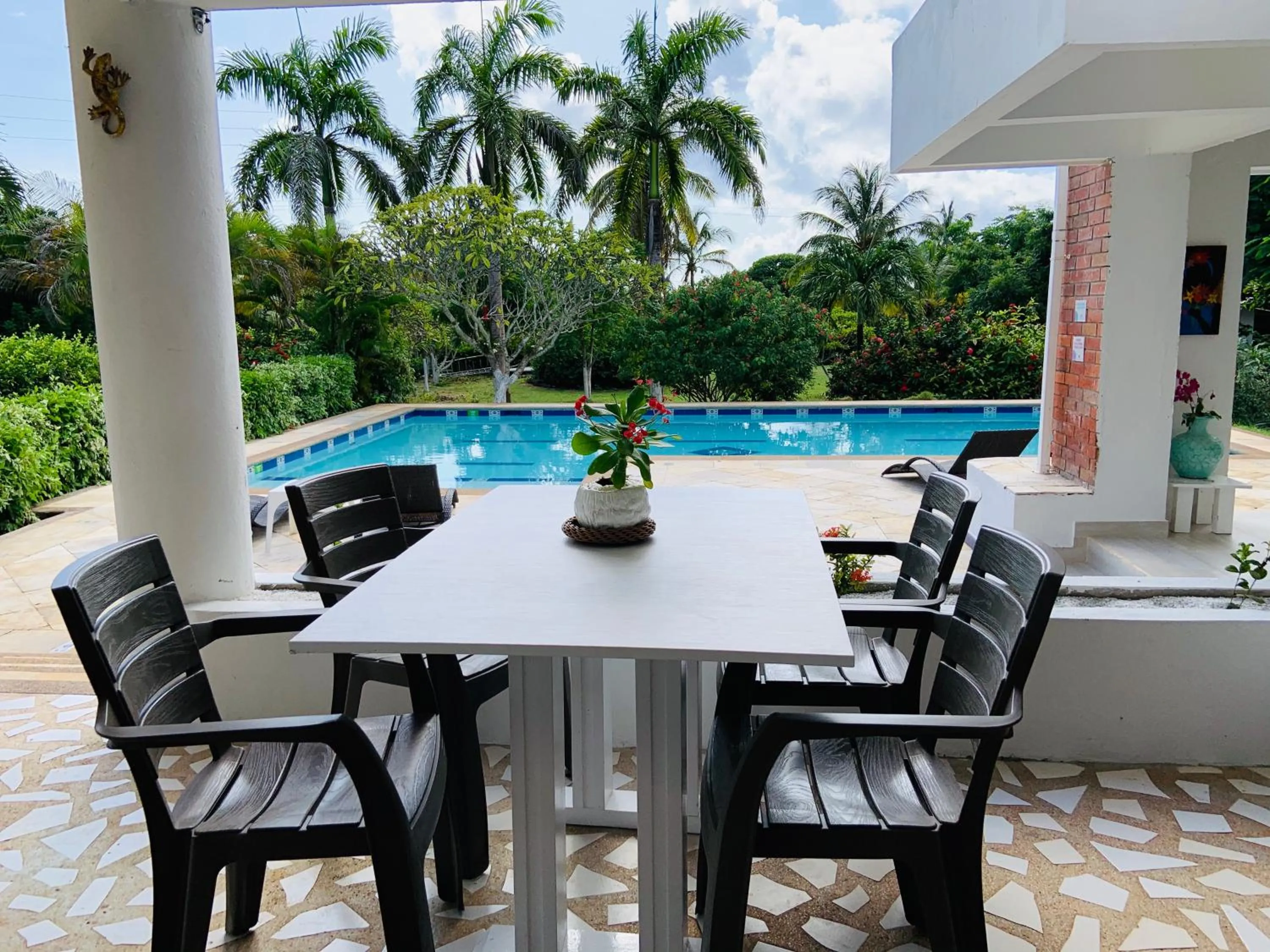 Dining area in Casa de las Flores tropical