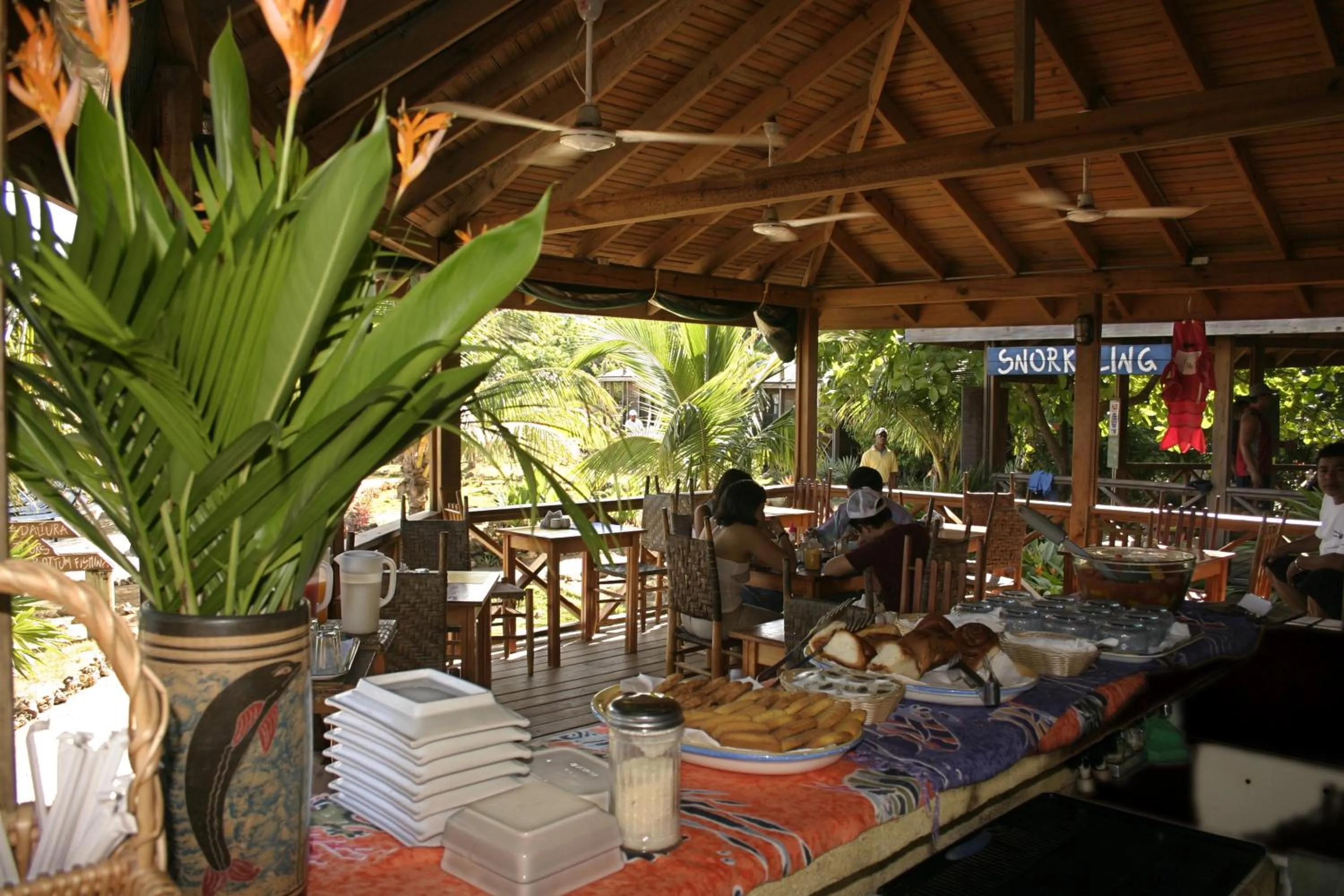Restaurant/places to eat in Las Rocas Resort and Dive Center