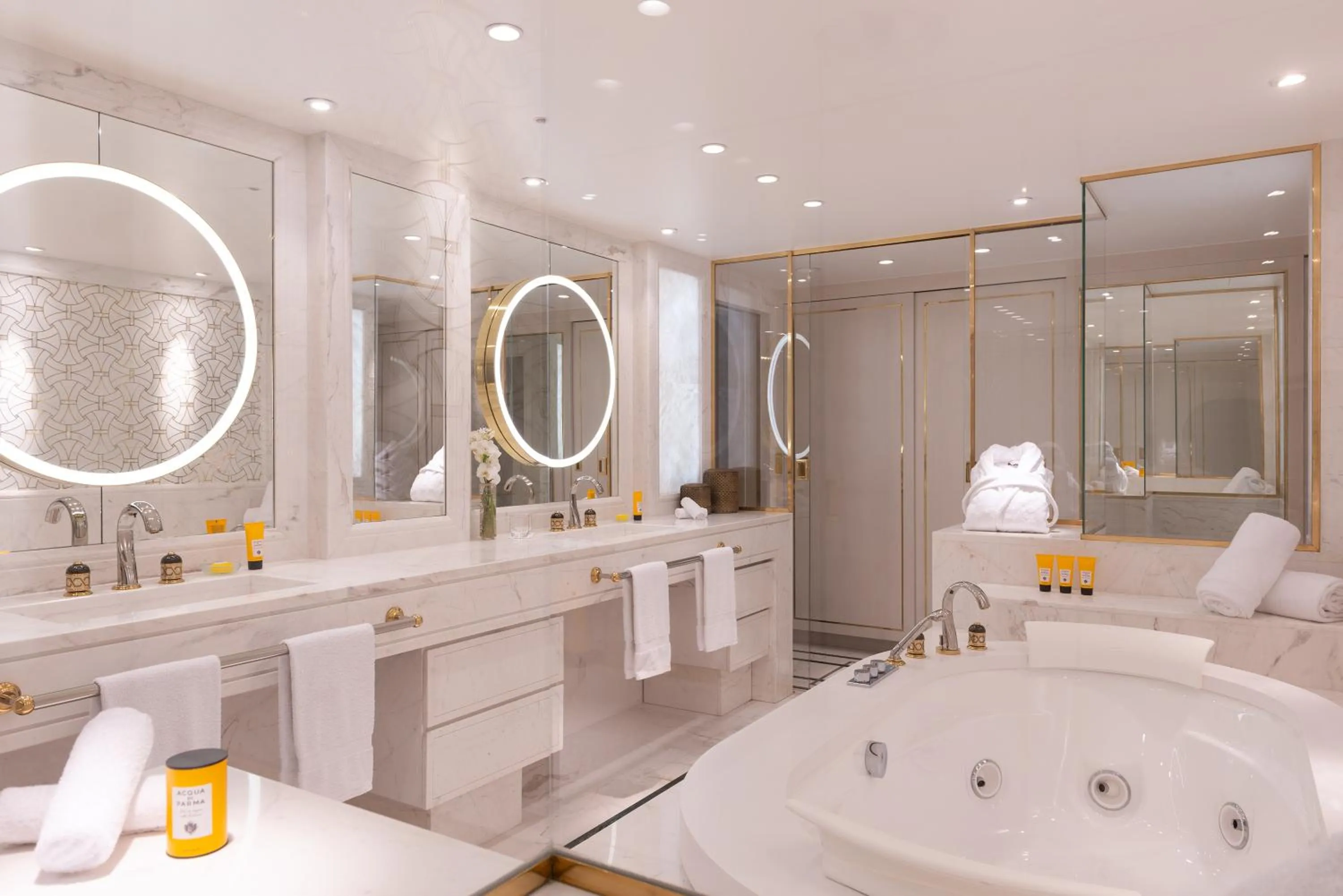 Bathroom in L'Hôtel du Collectionneur Paris