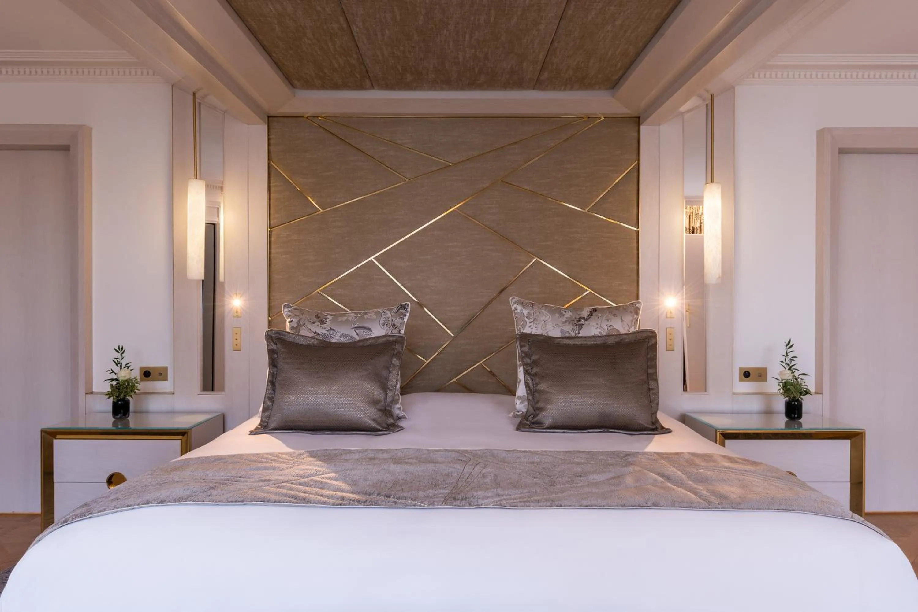 Bedroom, Bed in L'Hôtel du Collectionneur Paris