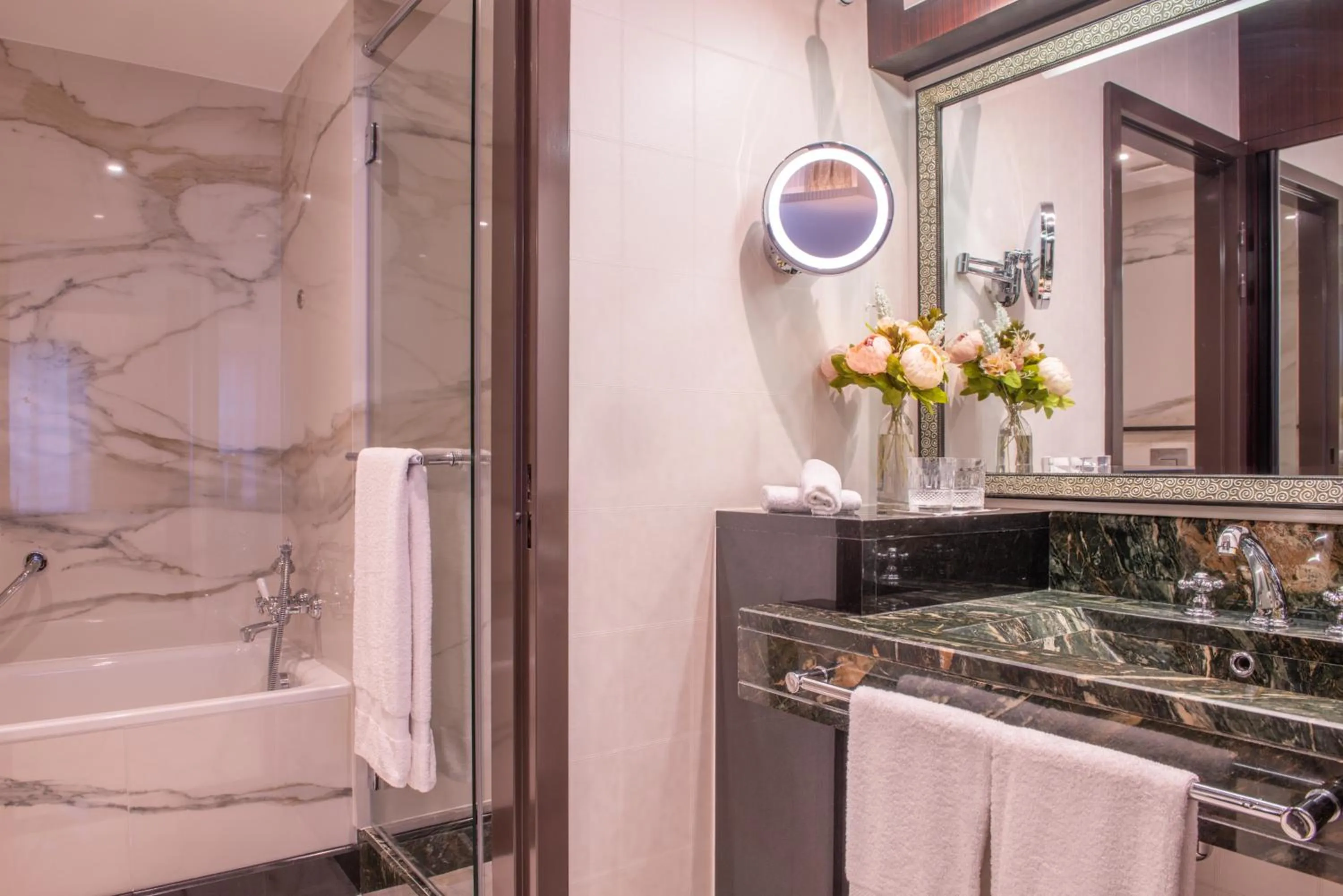 Bathroom in L'Hôtel du Collectionneur Paris