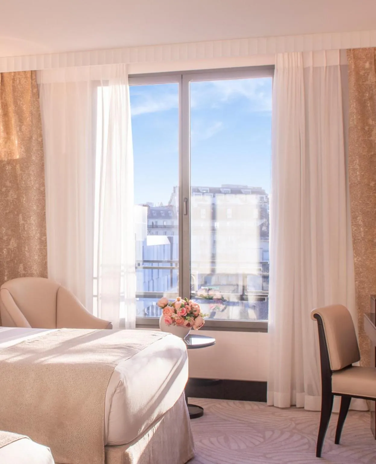 Living room, Bed in L'Hôtel du Collectionneur Paris