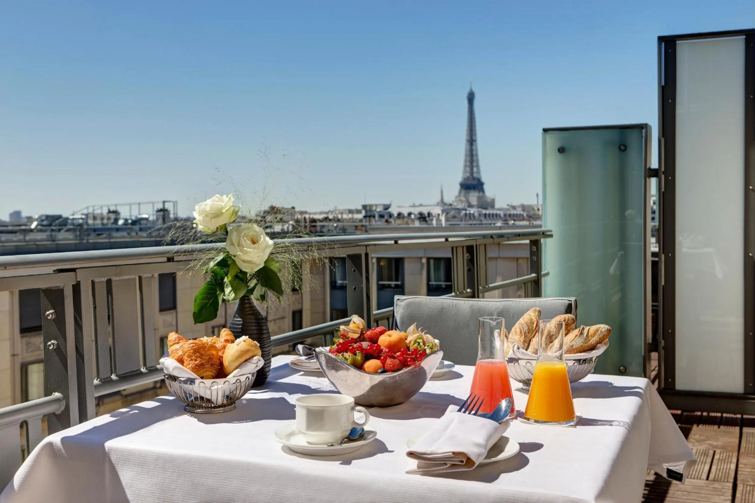 Balcony/Terrace in L'Hôtel du Collectionneur Paris