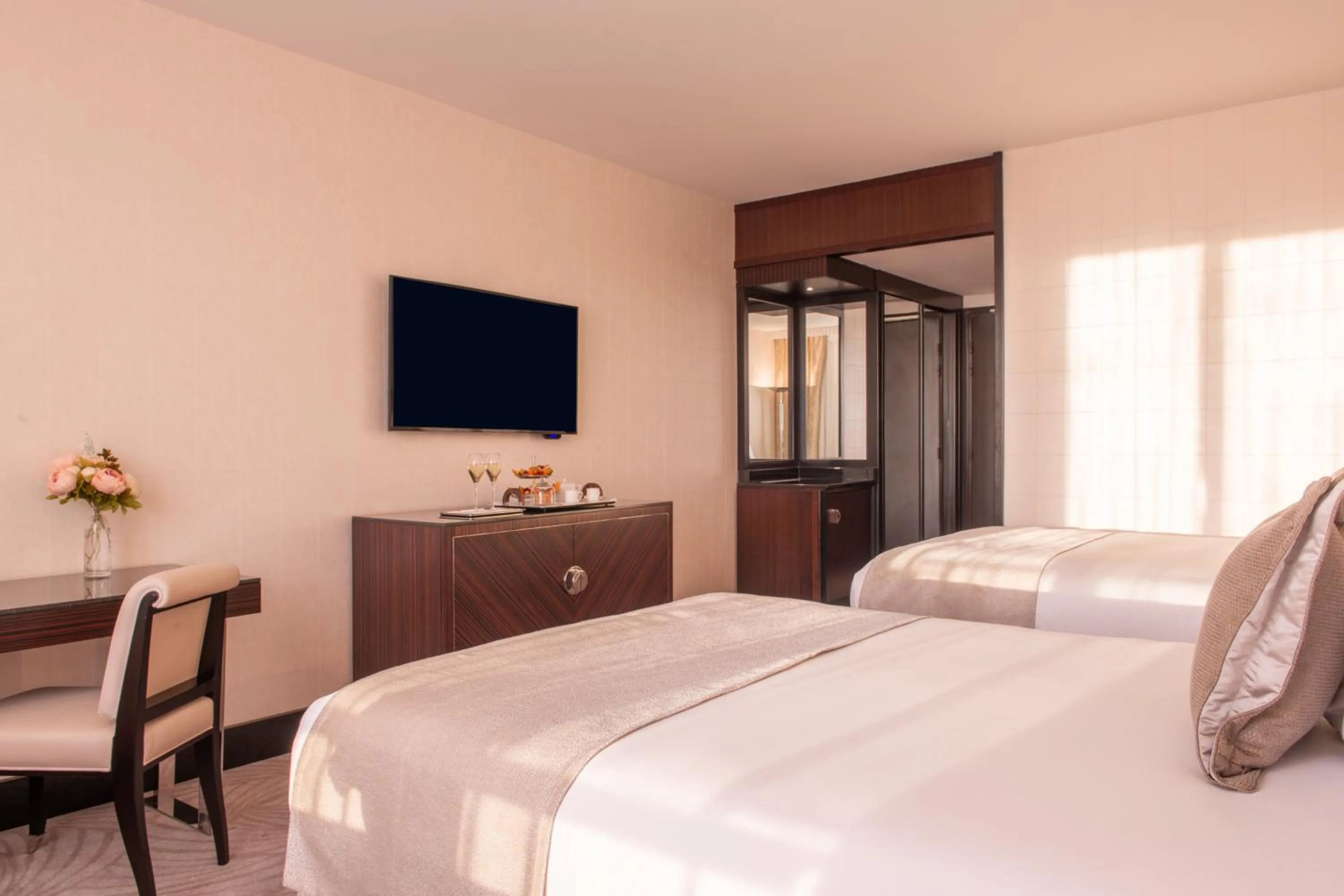 Bedroom, Bed in L'Hôtel du Collectionneur Paris