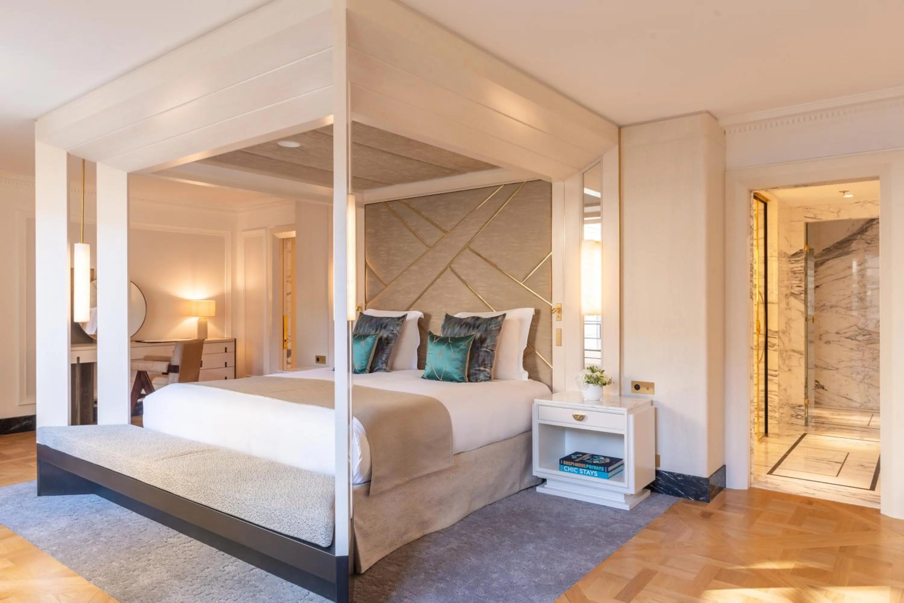 Bedroom, Bed in L'Hôtel du Collectionneur Paris