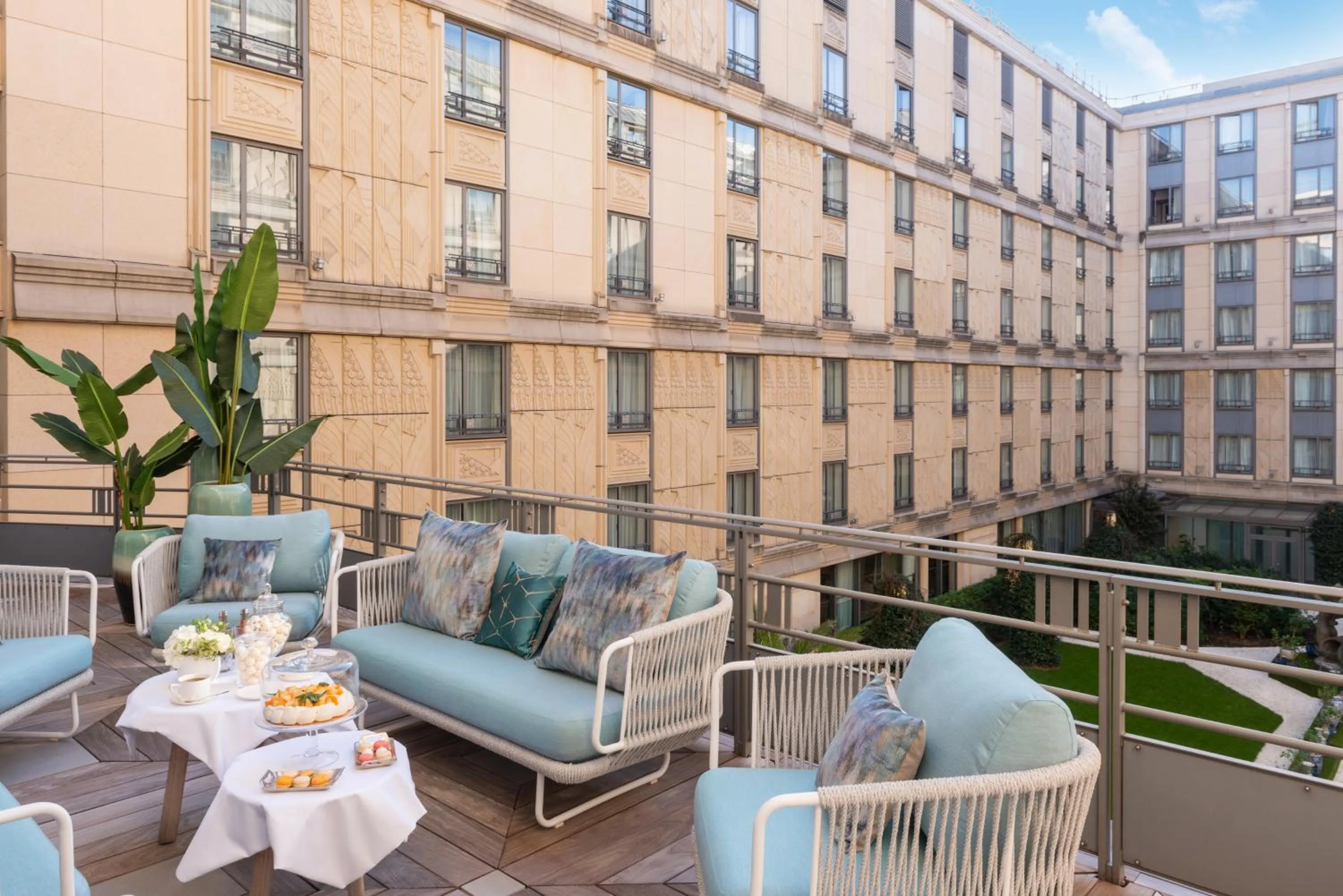 Balcony/Terrace in L'Hôtel du Collectionneur Paris