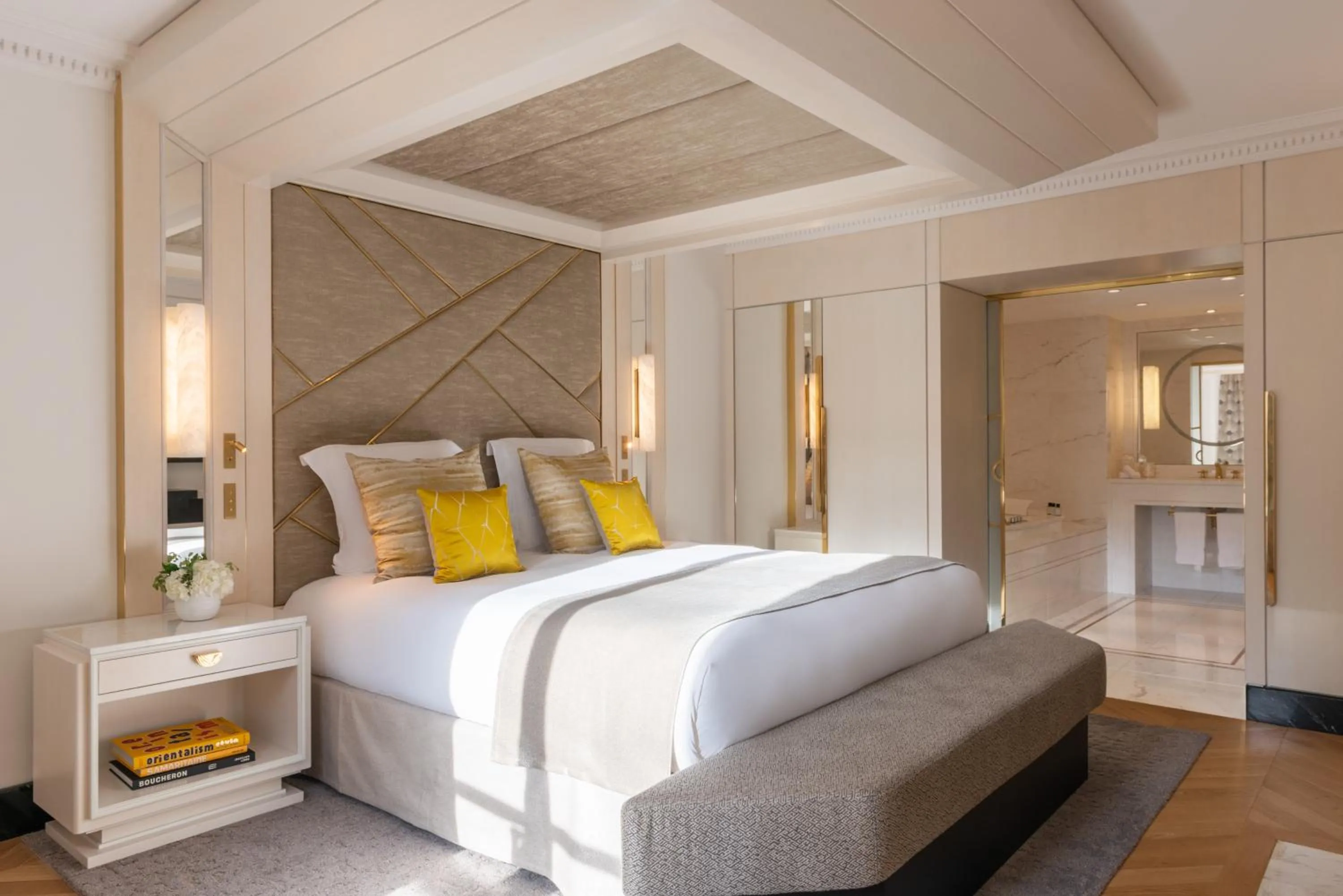 Bedroom, Bed in L'Hôtel du Collectionneur Paris