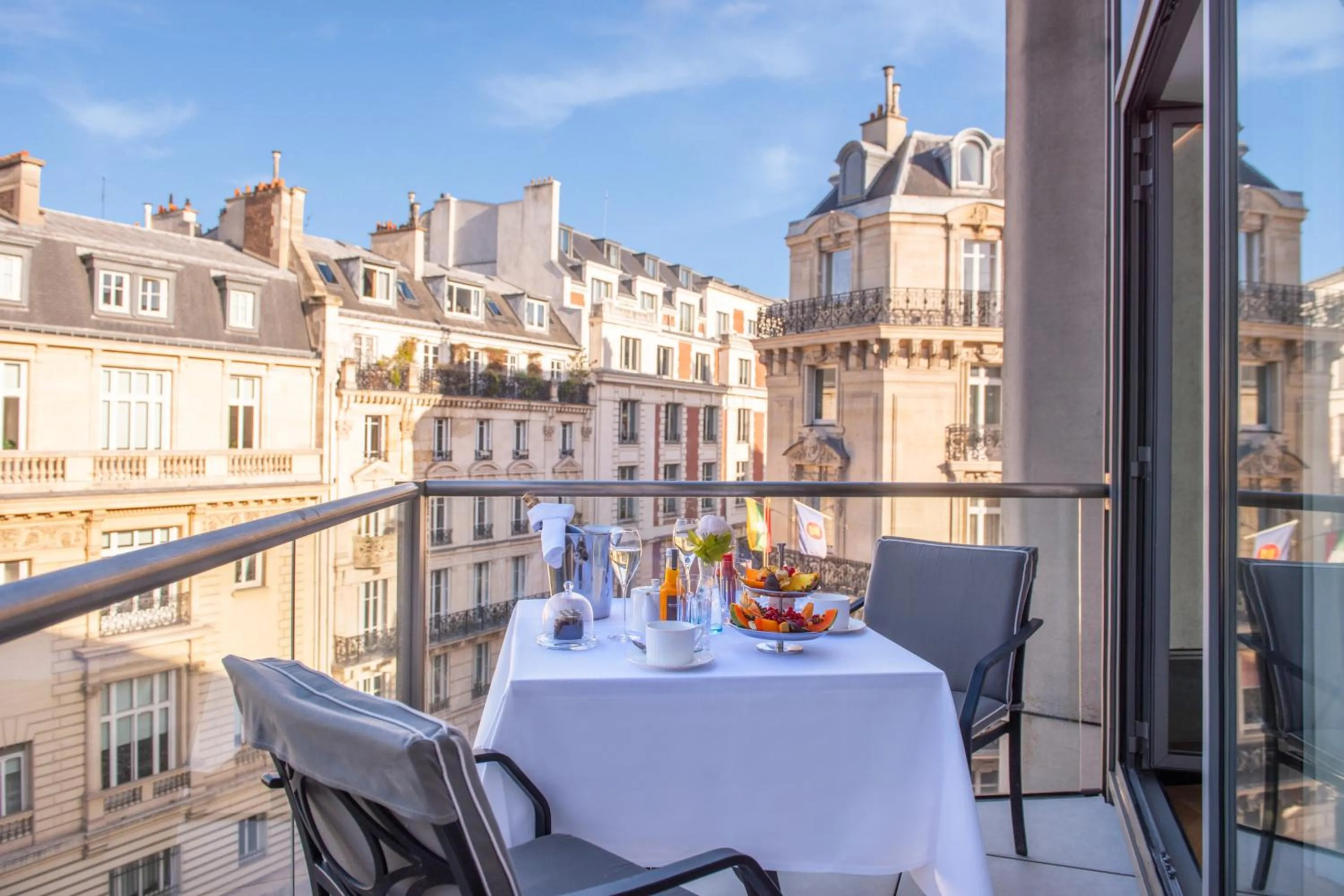 Balcony/Terrace in L'Hôtel du Collectionneur Paris