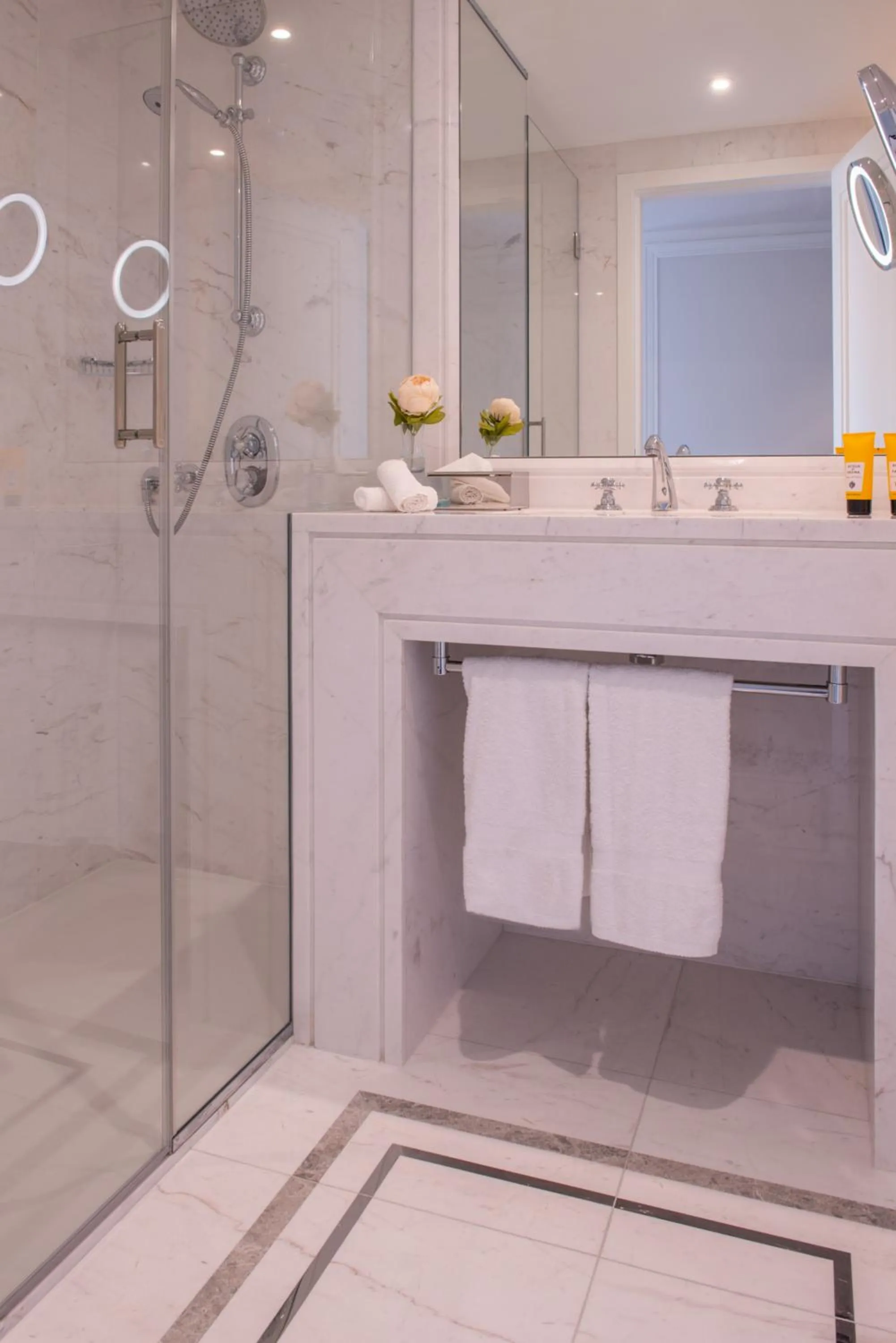 Bathroom in L'Hôtel du Collectionneur Paris