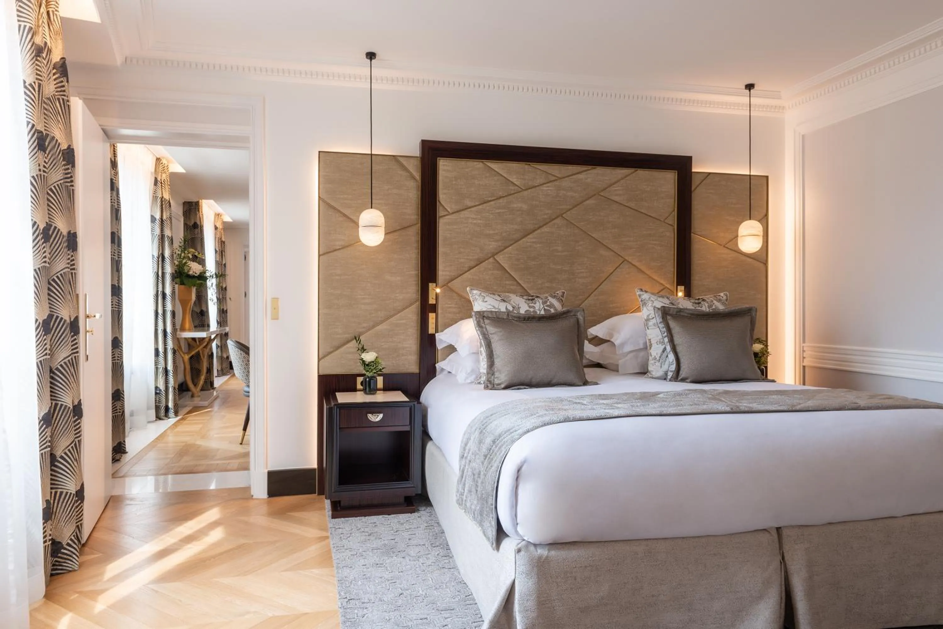 Bedroom, Bed in L'Hôtel du Collectionneur Paris