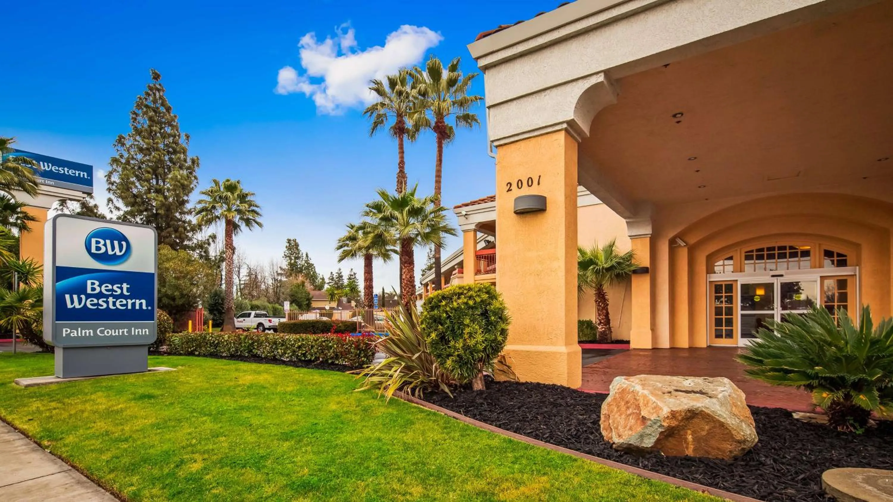Property building in Best Western Palm Court Inn