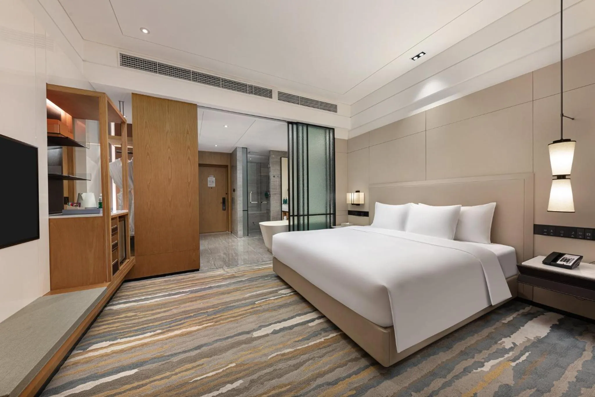 Photo of the whole room, Bed in Crowne Plaza Shenzhen Nanshan by IHG
