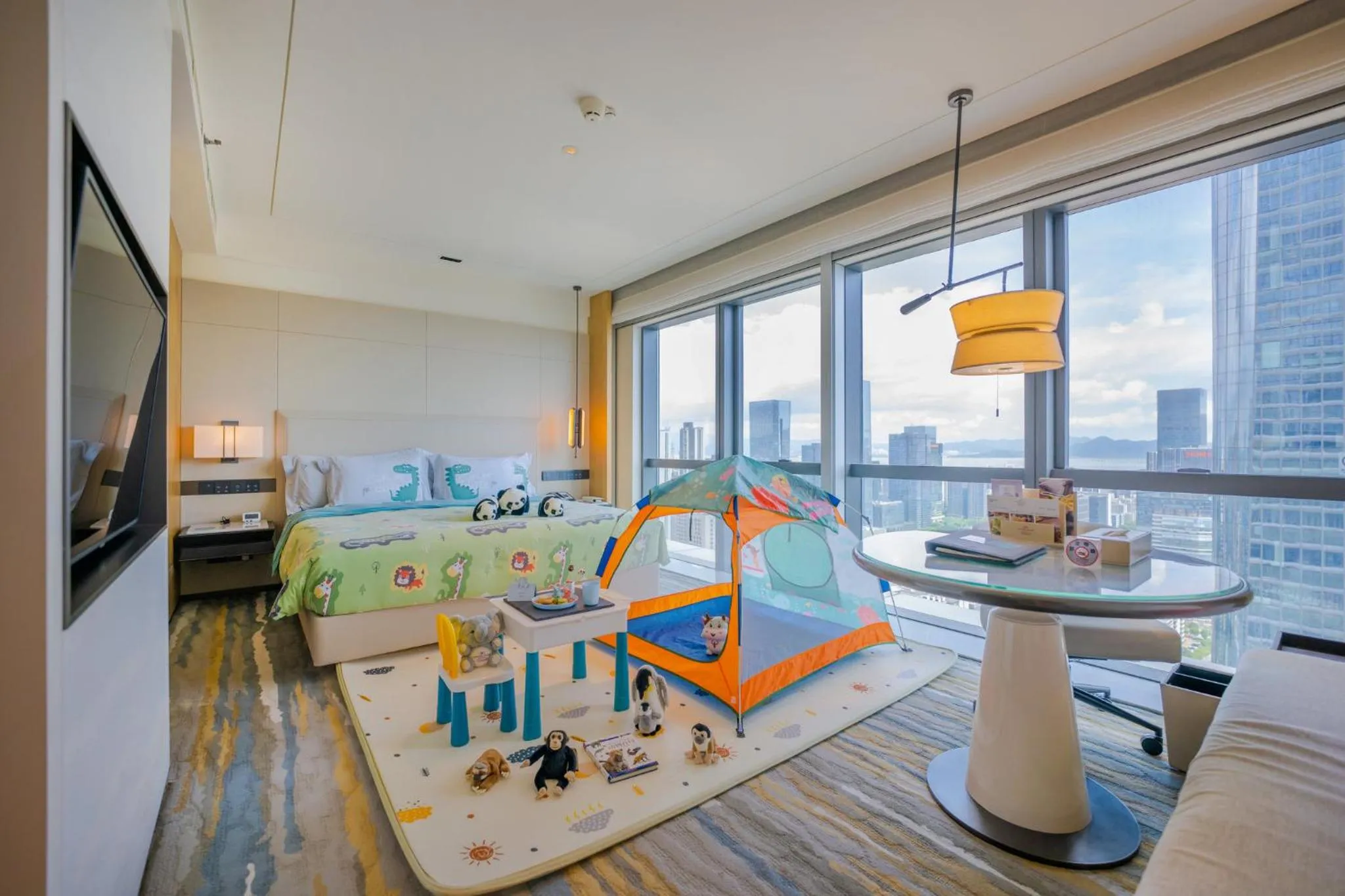 Bedroom in Crowne Plaza Shenzhen Nanshan by IHG