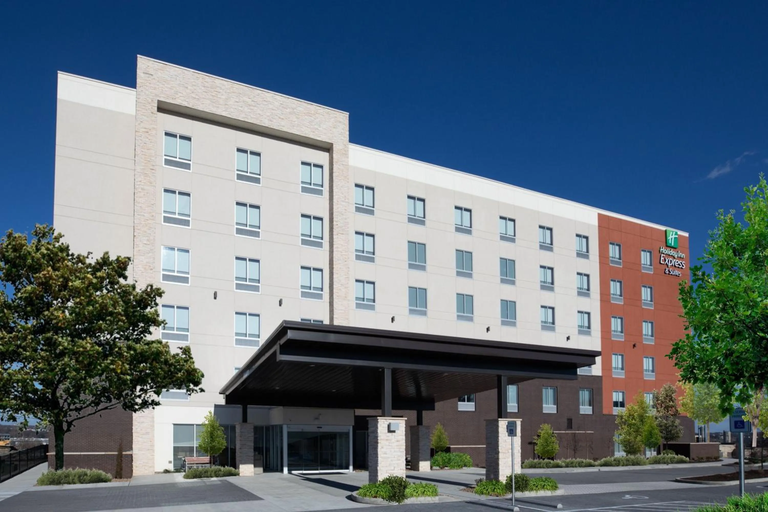 Holiday Inn Express & Suites - Nashville MetroCenter Downtown by IHG