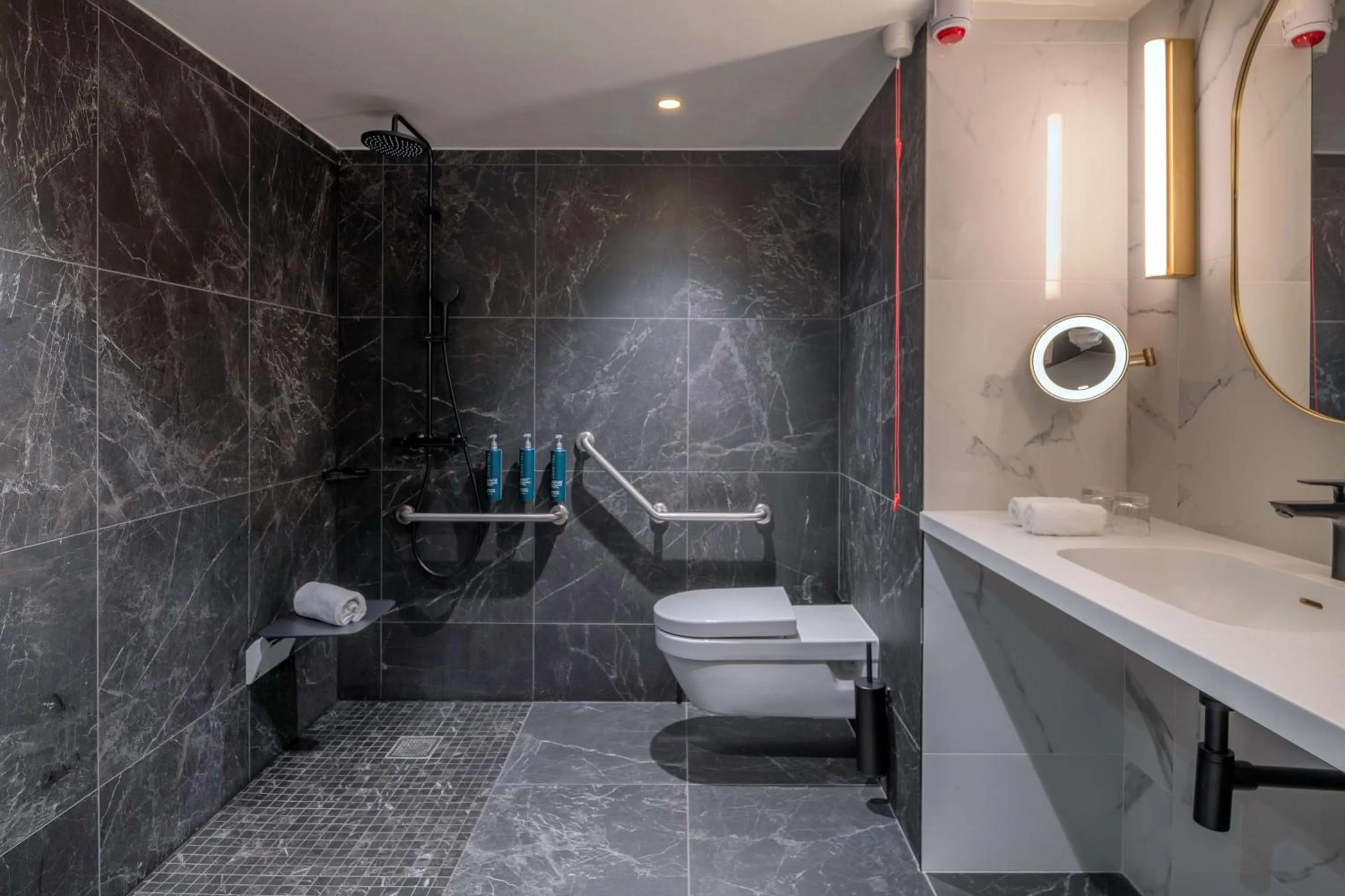 Bathroom in Hilton Paris La Défense