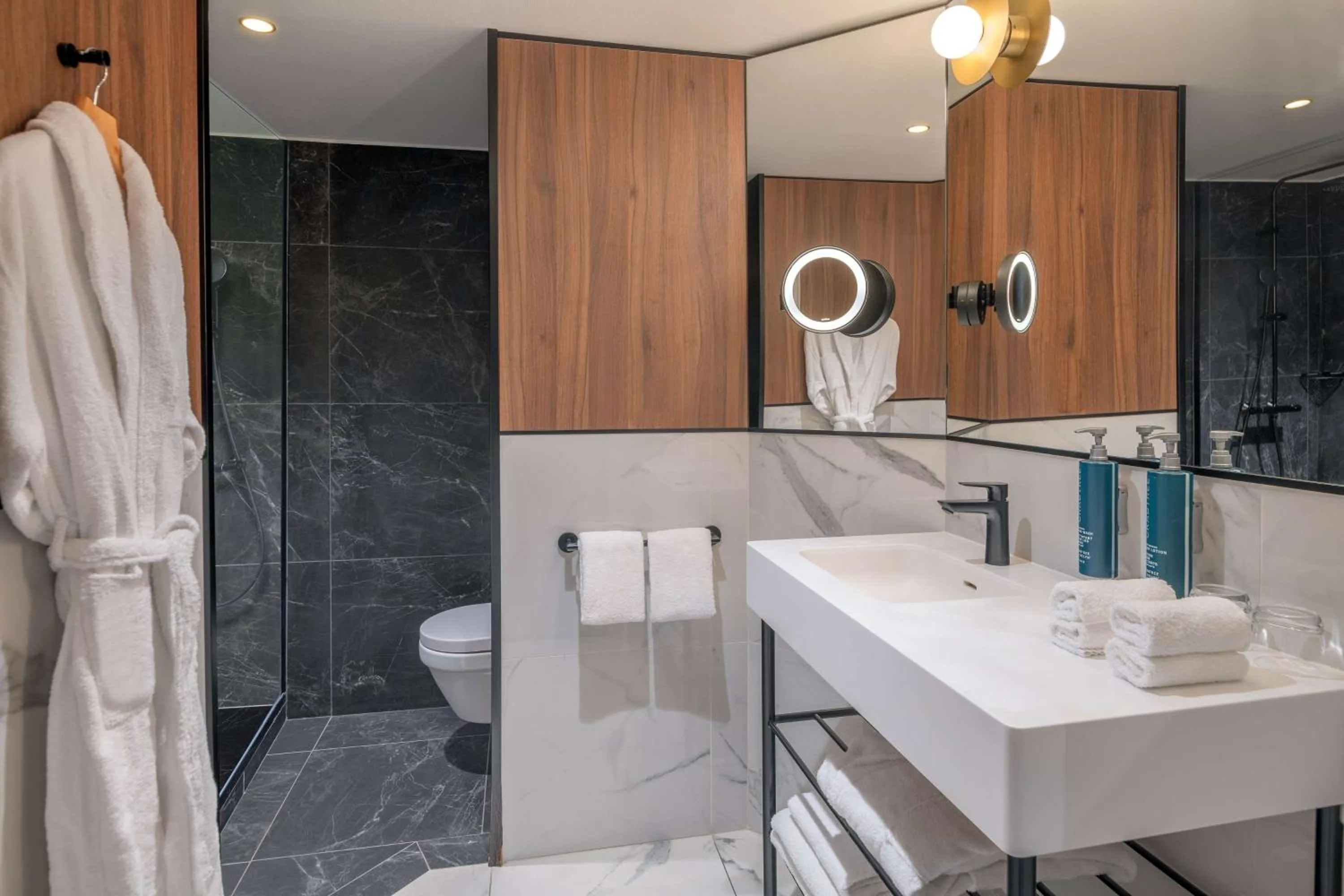 Bathroom in Hilton Paris La Défense