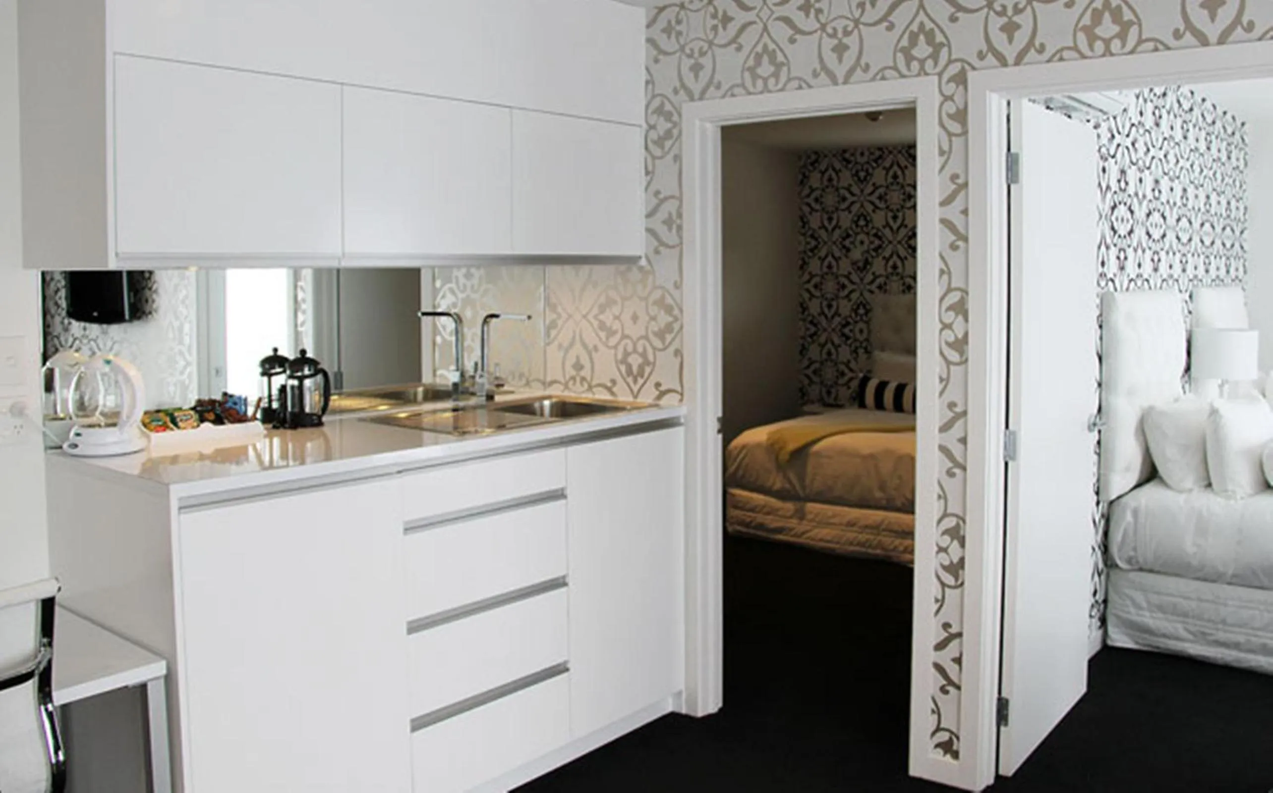 Kitchen or kitchenette, Bed in Regent of Rotorua Boutique Hotel