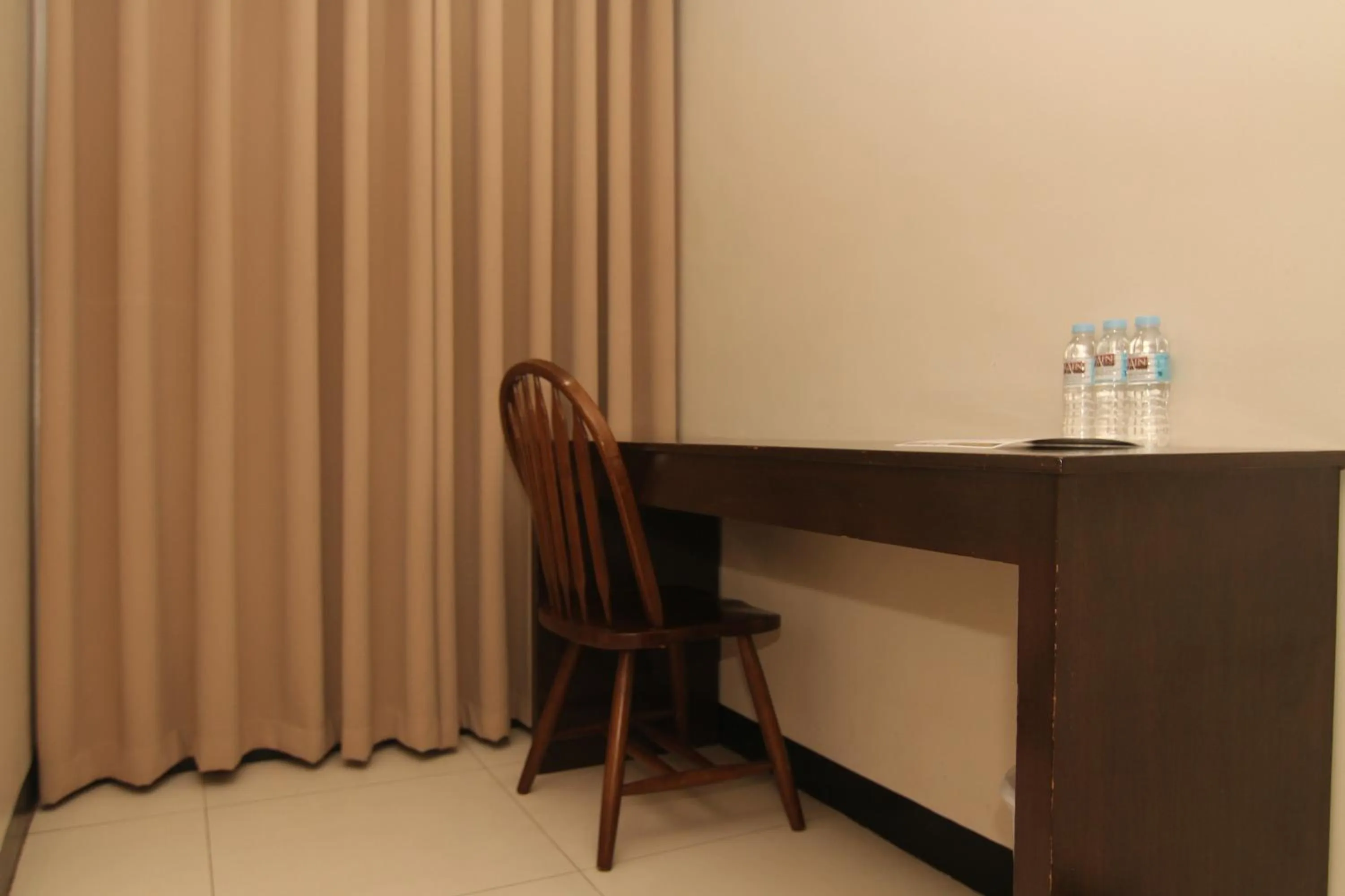 Dining area in Main Hotel & Suites