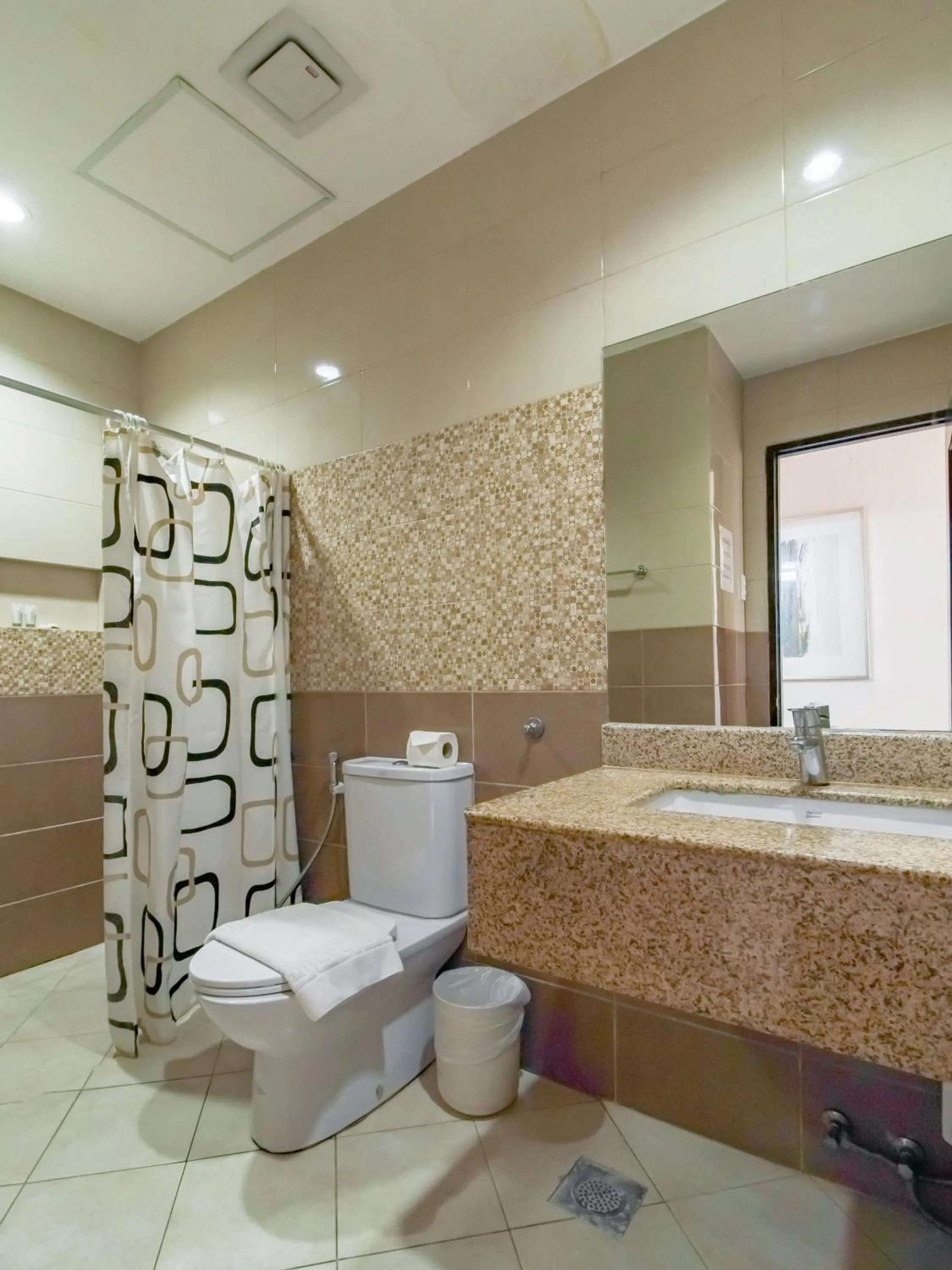 Bathroom in Main Hotel & Suites