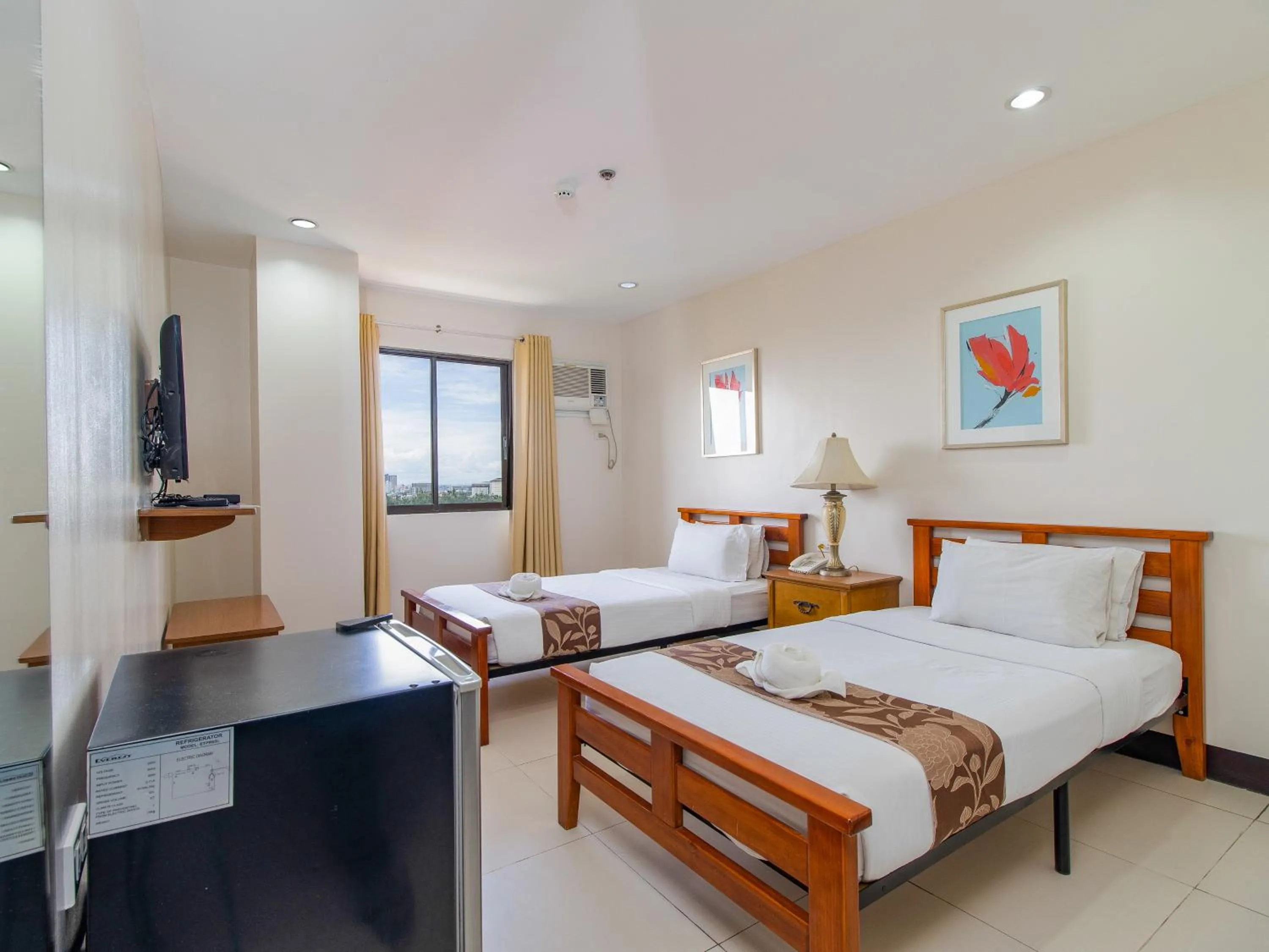 Photo of the whole room, Bed in Main Hotel & Suites