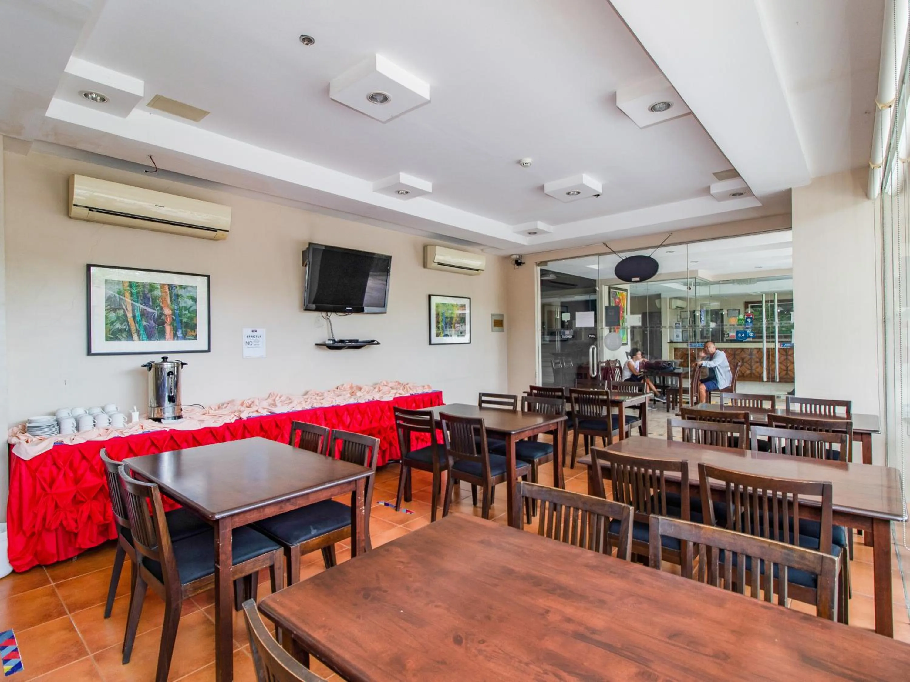 Restaurant/places to eat in Main Hotel & Suites