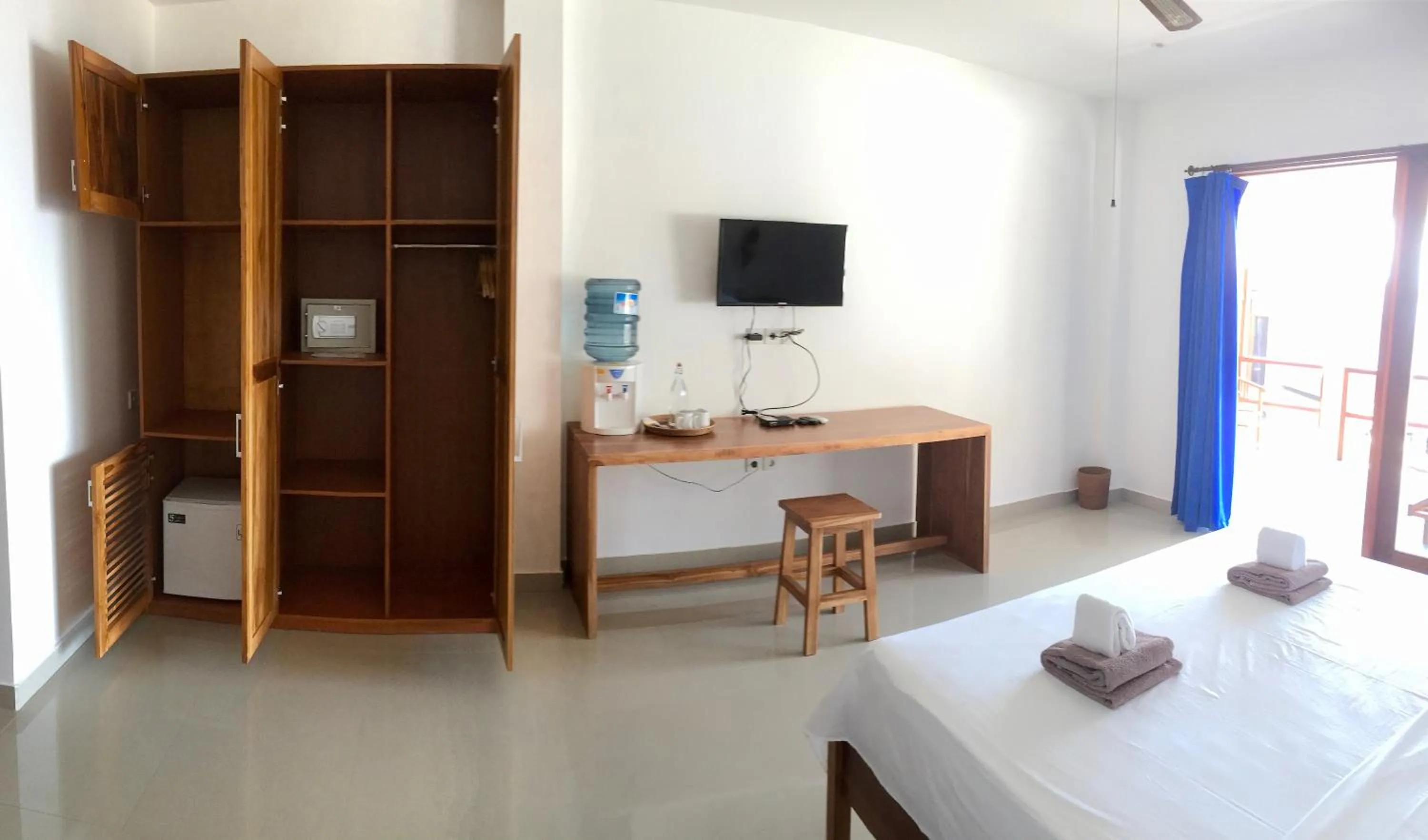 Patio, Bed in Dream Divers Resort