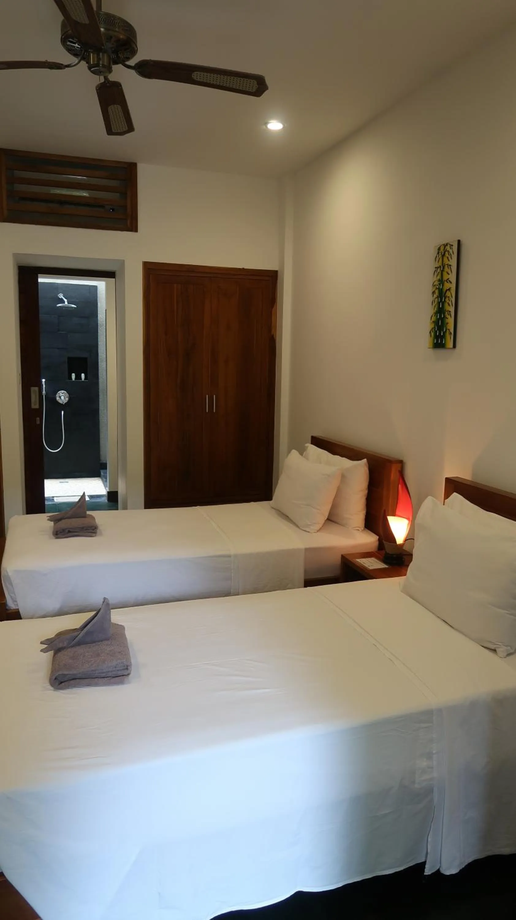 Photo of the whole room, Bed in Dream Divers Resort