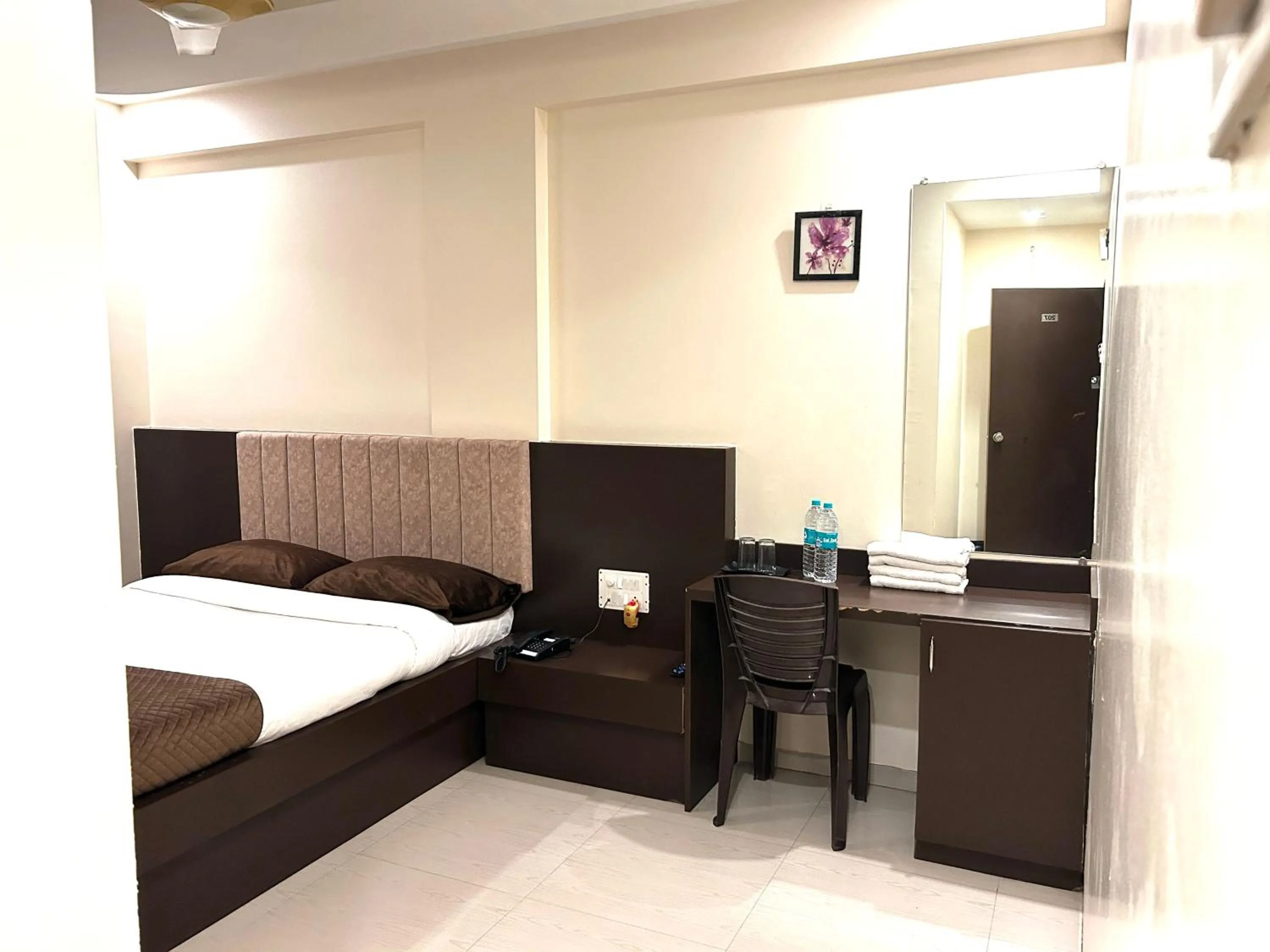 Bed in Hotel Krishna Sai Kutir