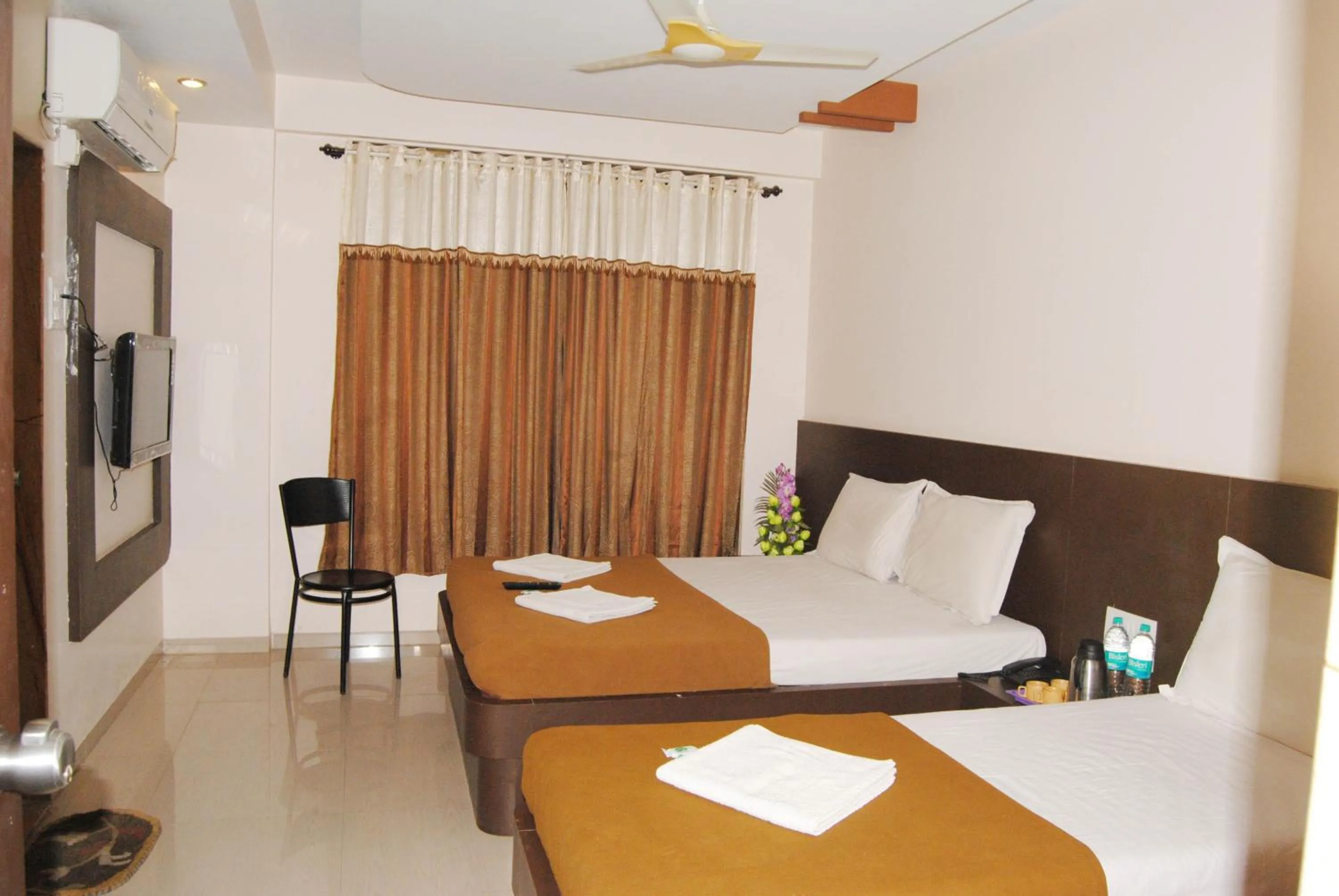 Bed in Hotel Krishna Sai Kutir