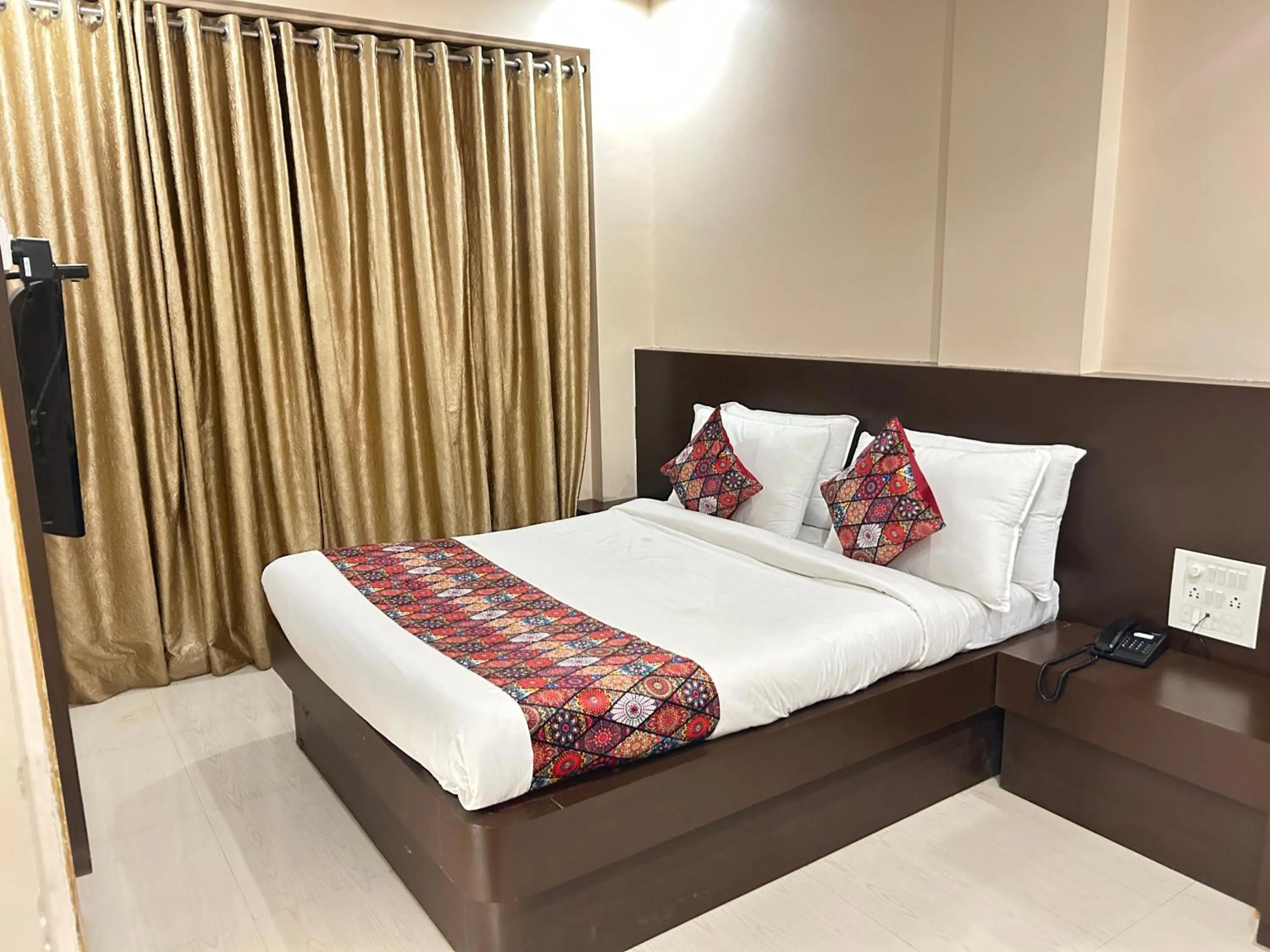 Bedroom, Bed in Hotel Krishna Sai Kutir