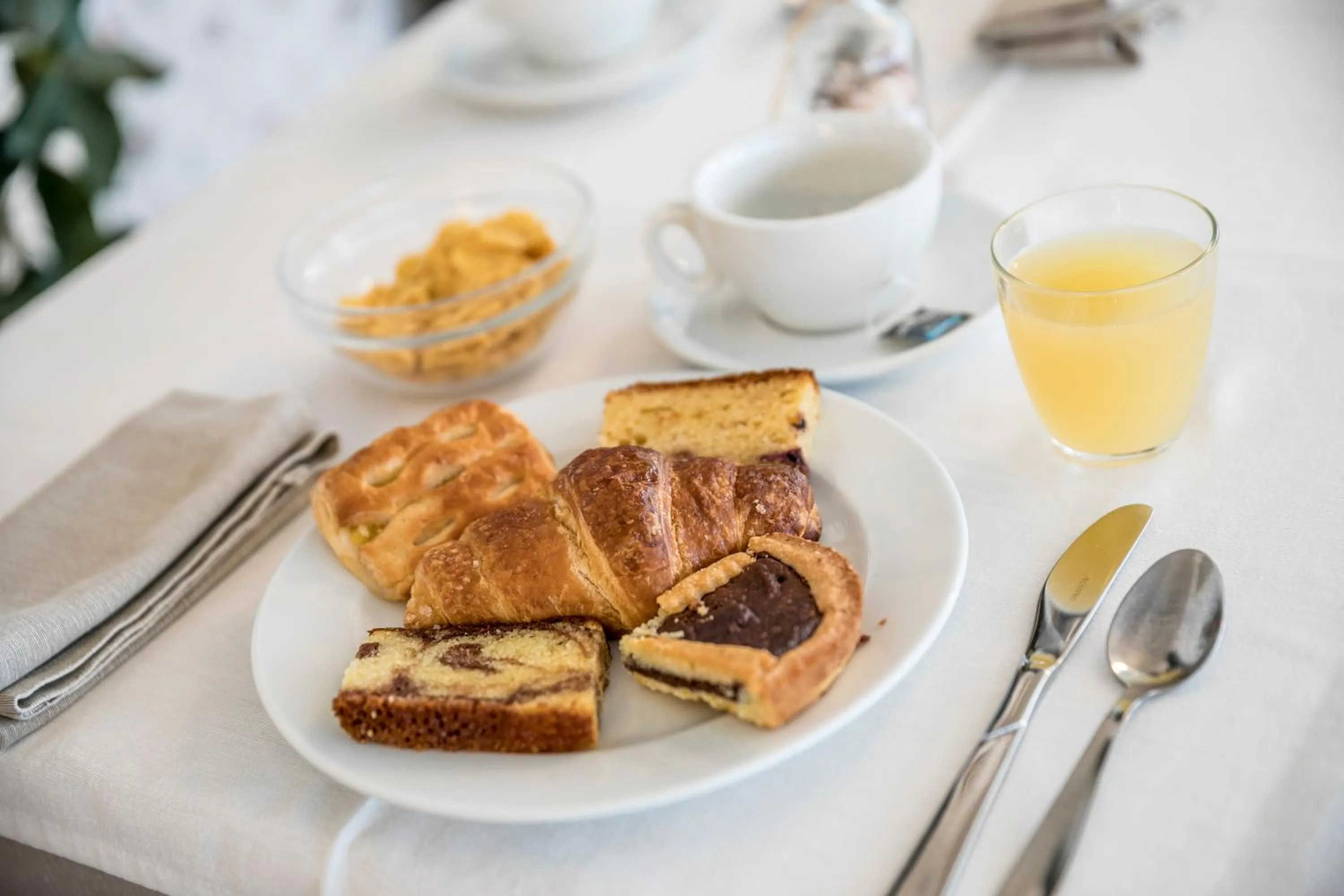 Buffet breakfast in Hotel Ronchi