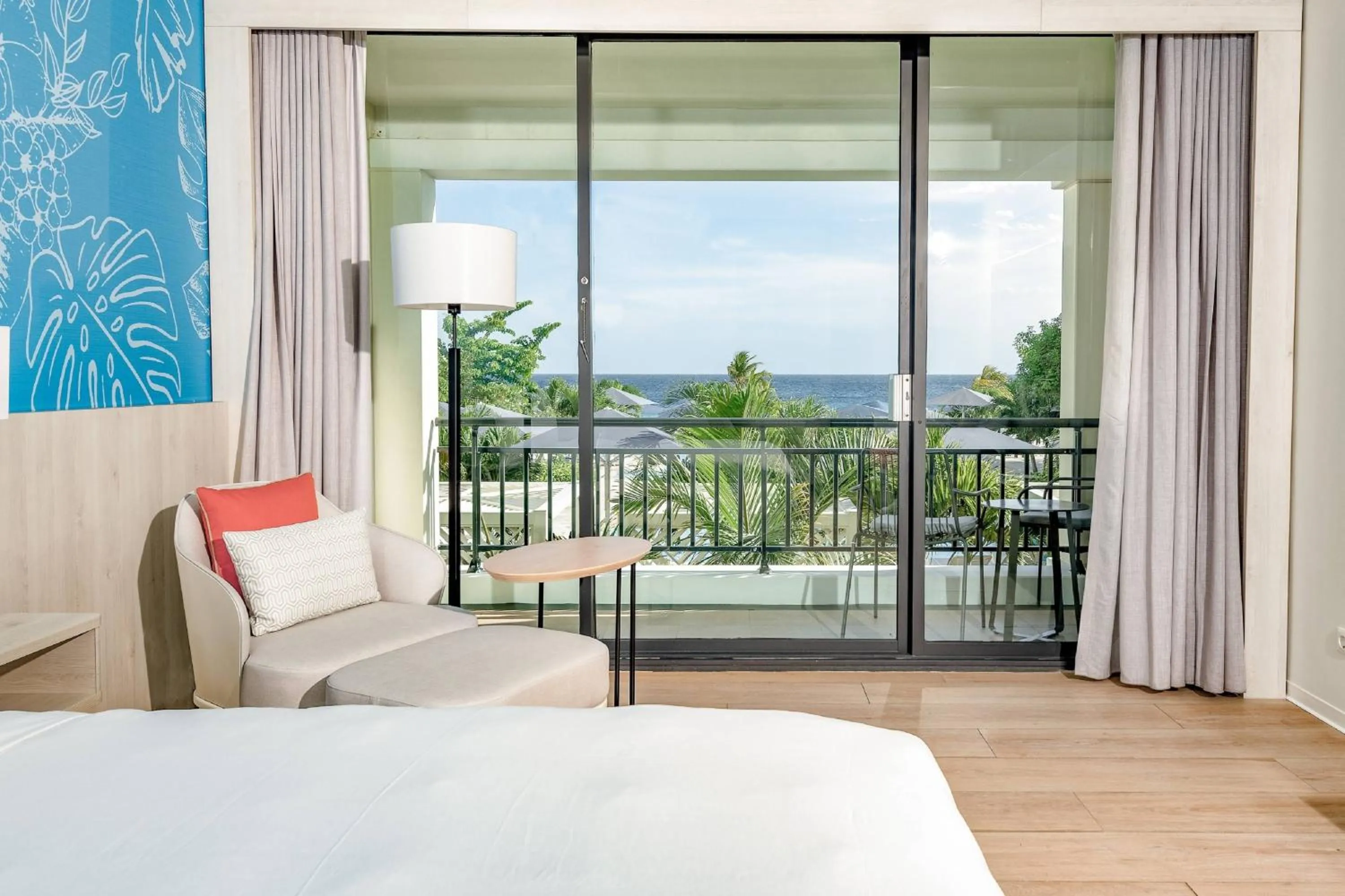 Photo of the whole room, Bed in Curaçao Marriott Beach Resort