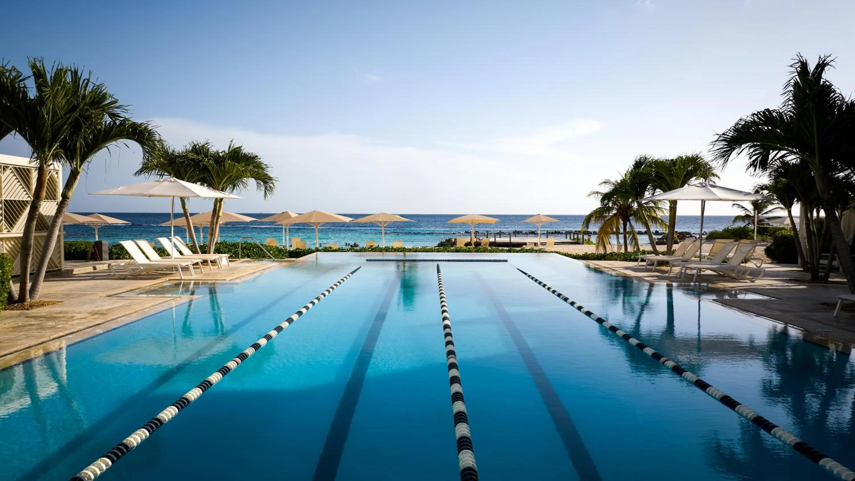 Swimming pool in Curaçao Marriott Beach Resort