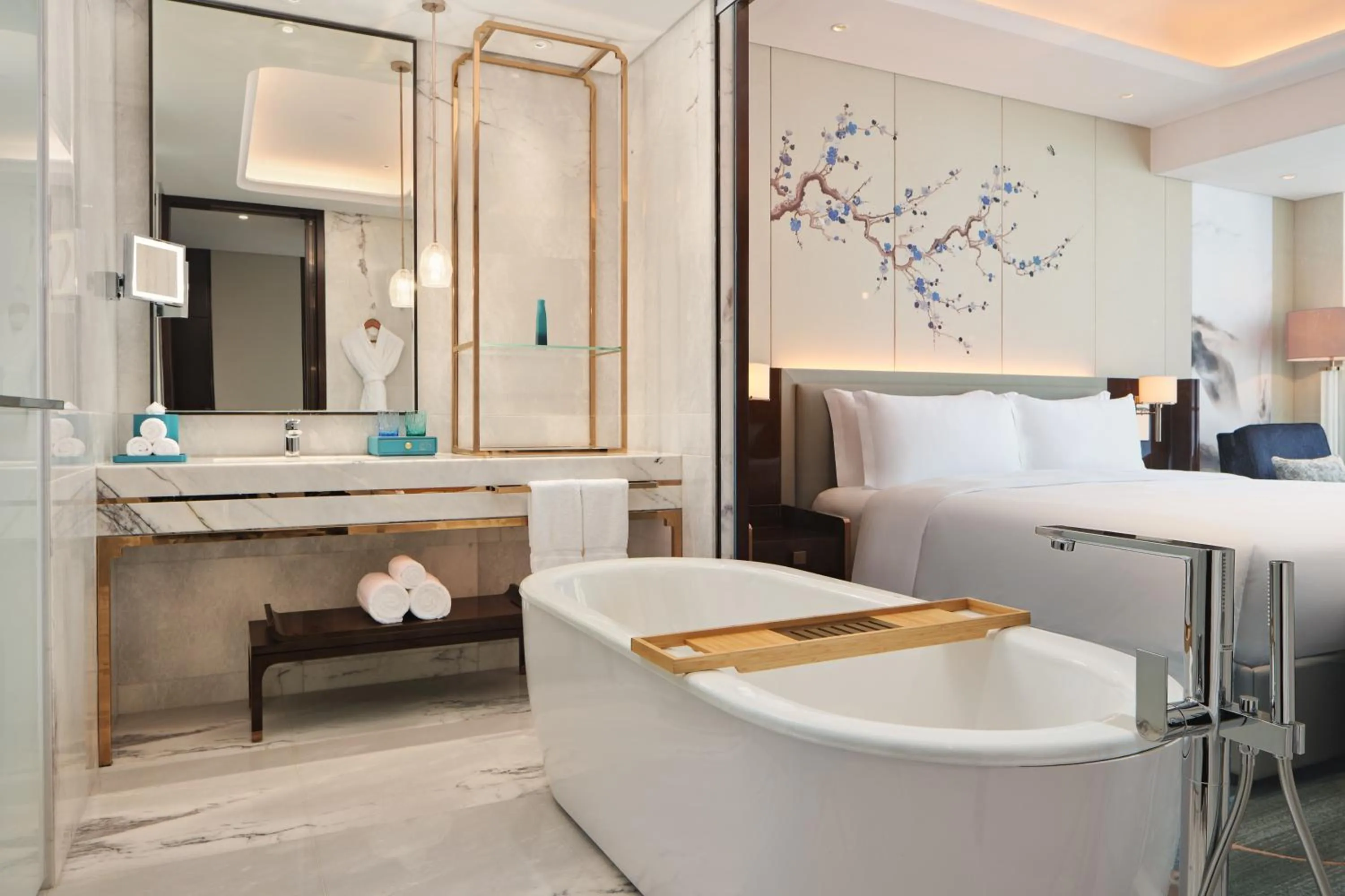 Bathroom, Bed in Na Lotus Hotel, a Luxury Collection Hotel, Nanning