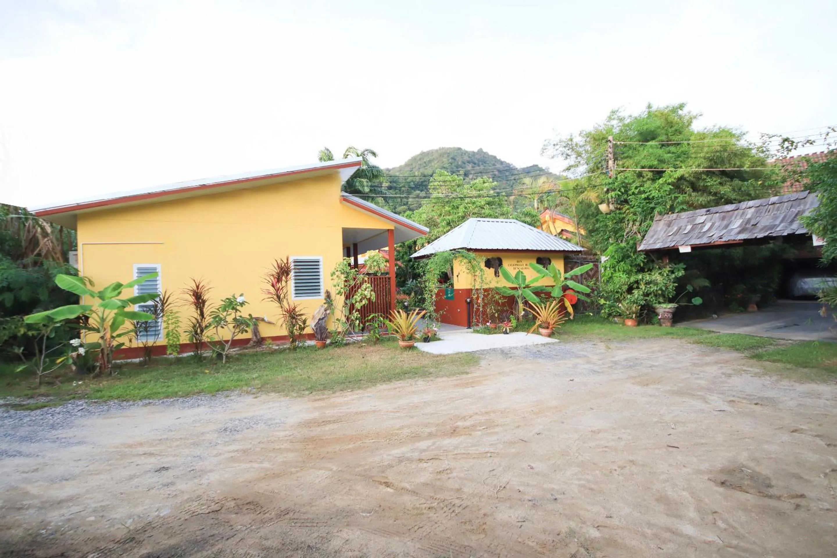 Facade/entrance in Ban Elephant Blanc Bungalow