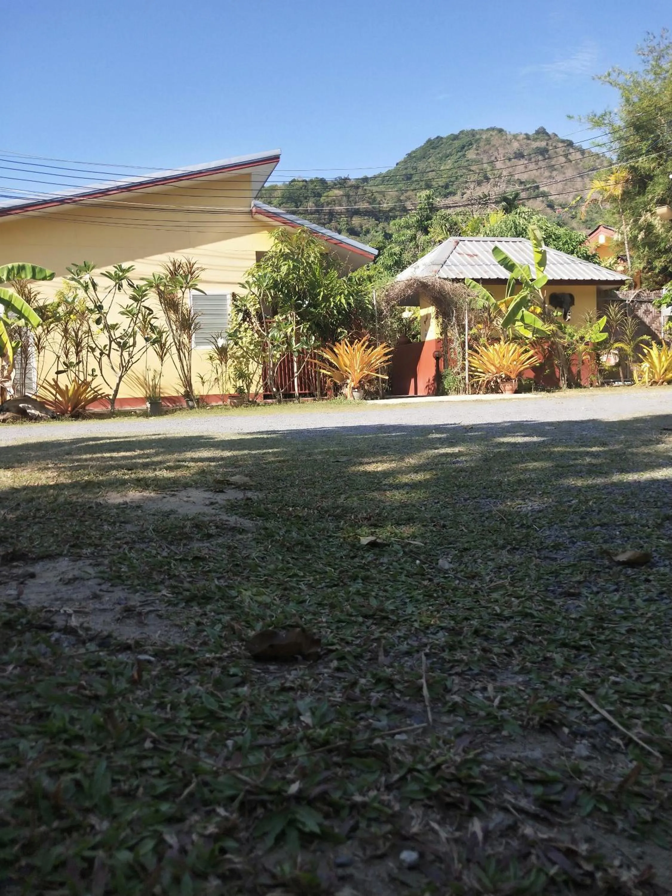 Ban Elephant Blanc Bungalow