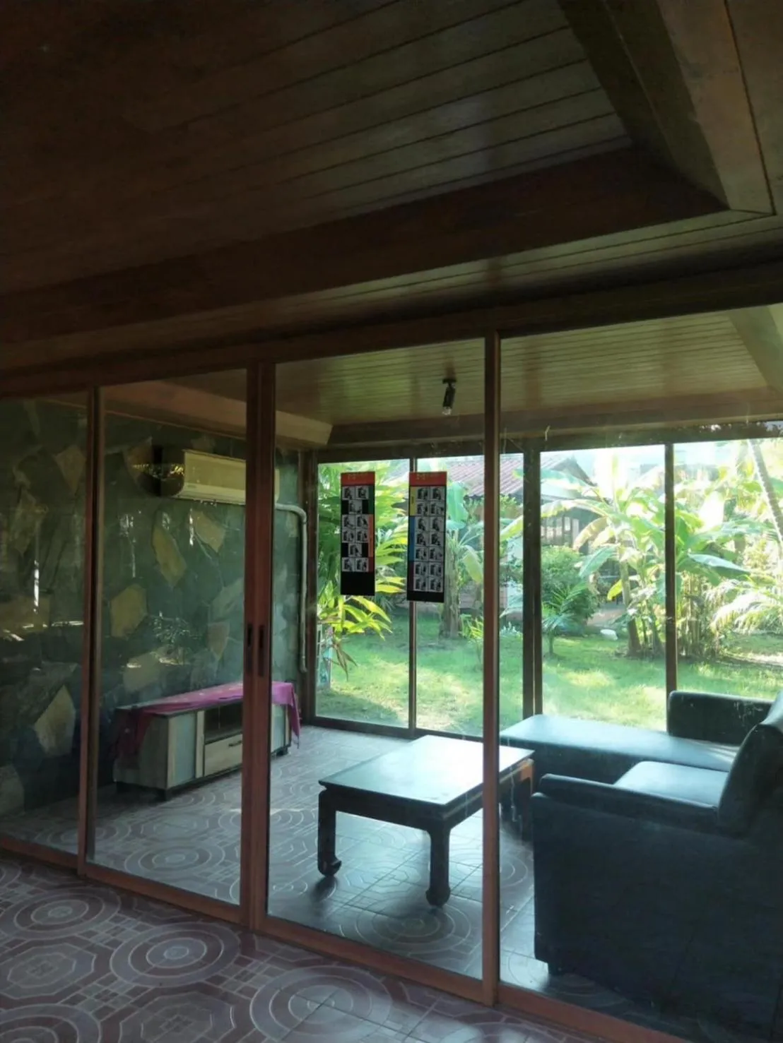 Ban Elephant Blanc Bungalow