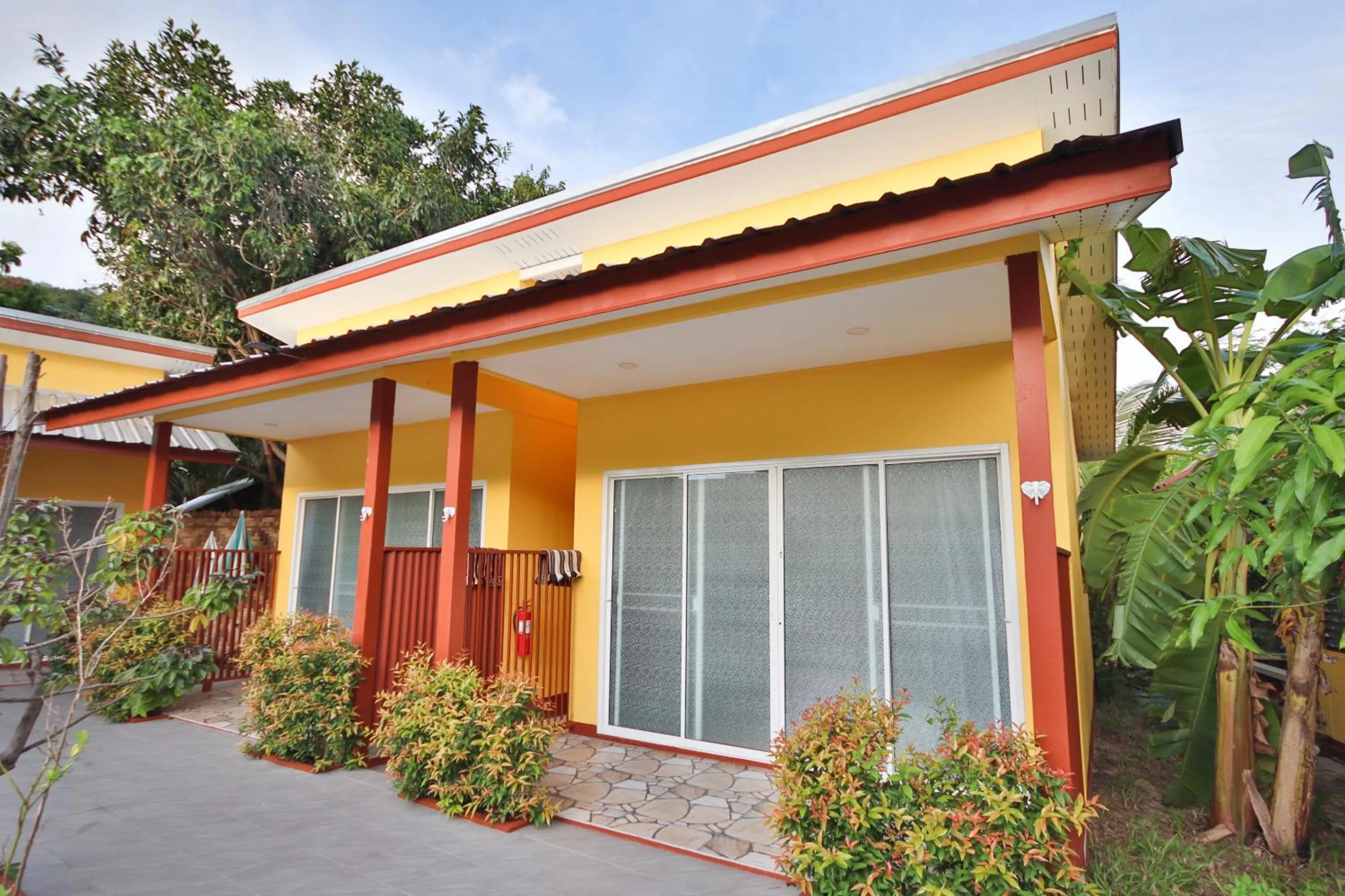 Facade/entrance in Ban Elephant Blanc Bungalow