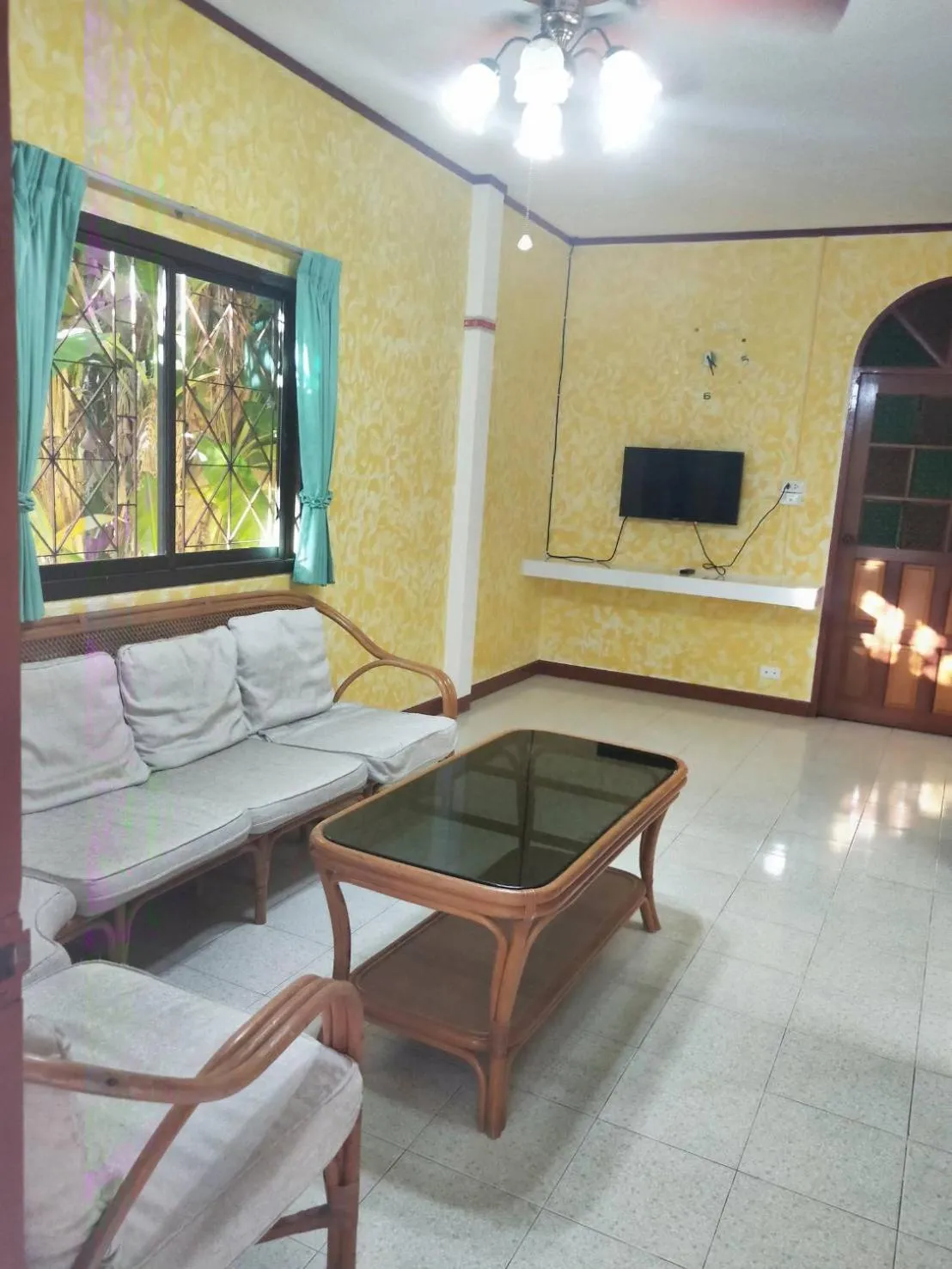 Ban Elephant Blanc Bungalow