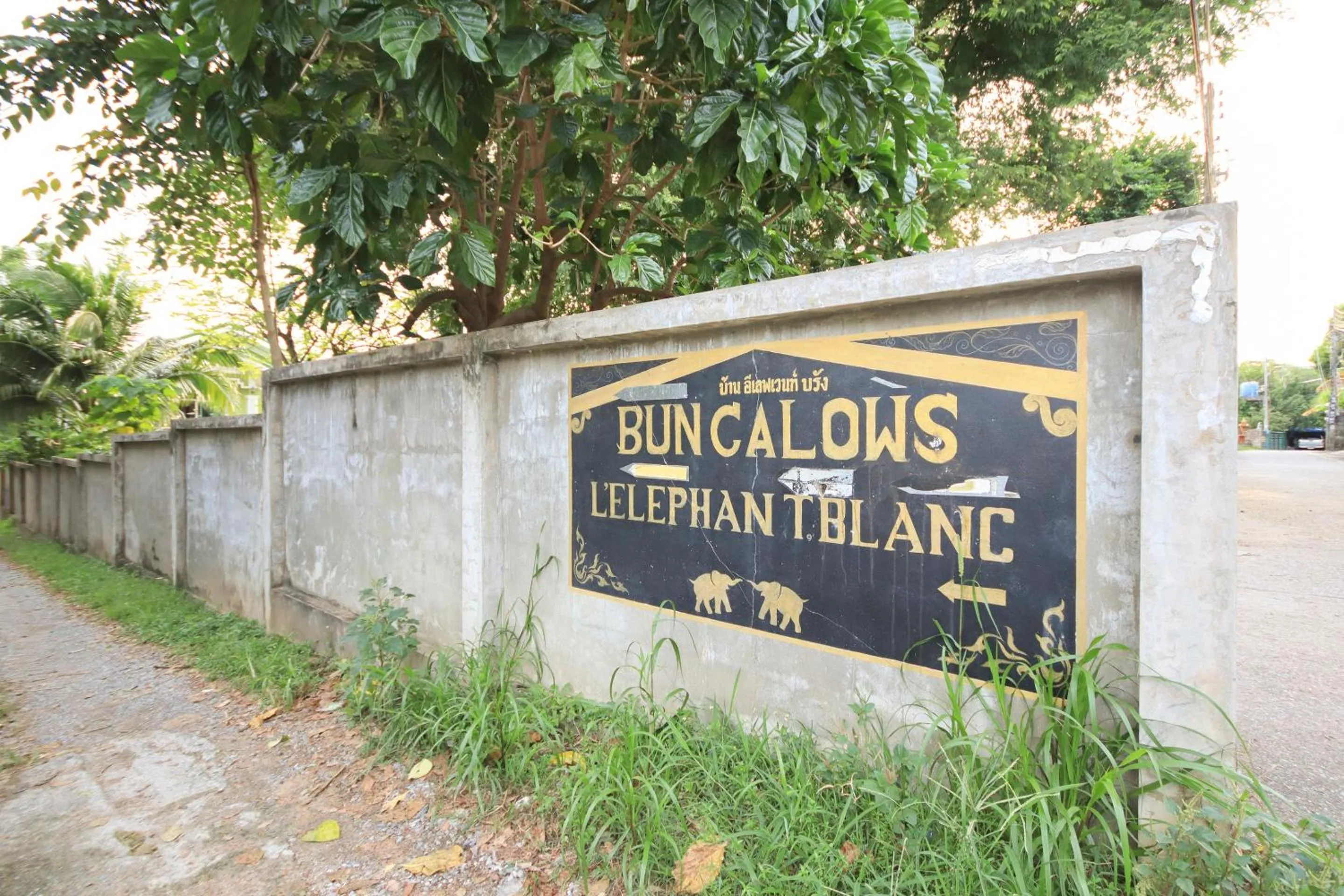 Facade/entrance in Ban Elephant Blanc Bungalow