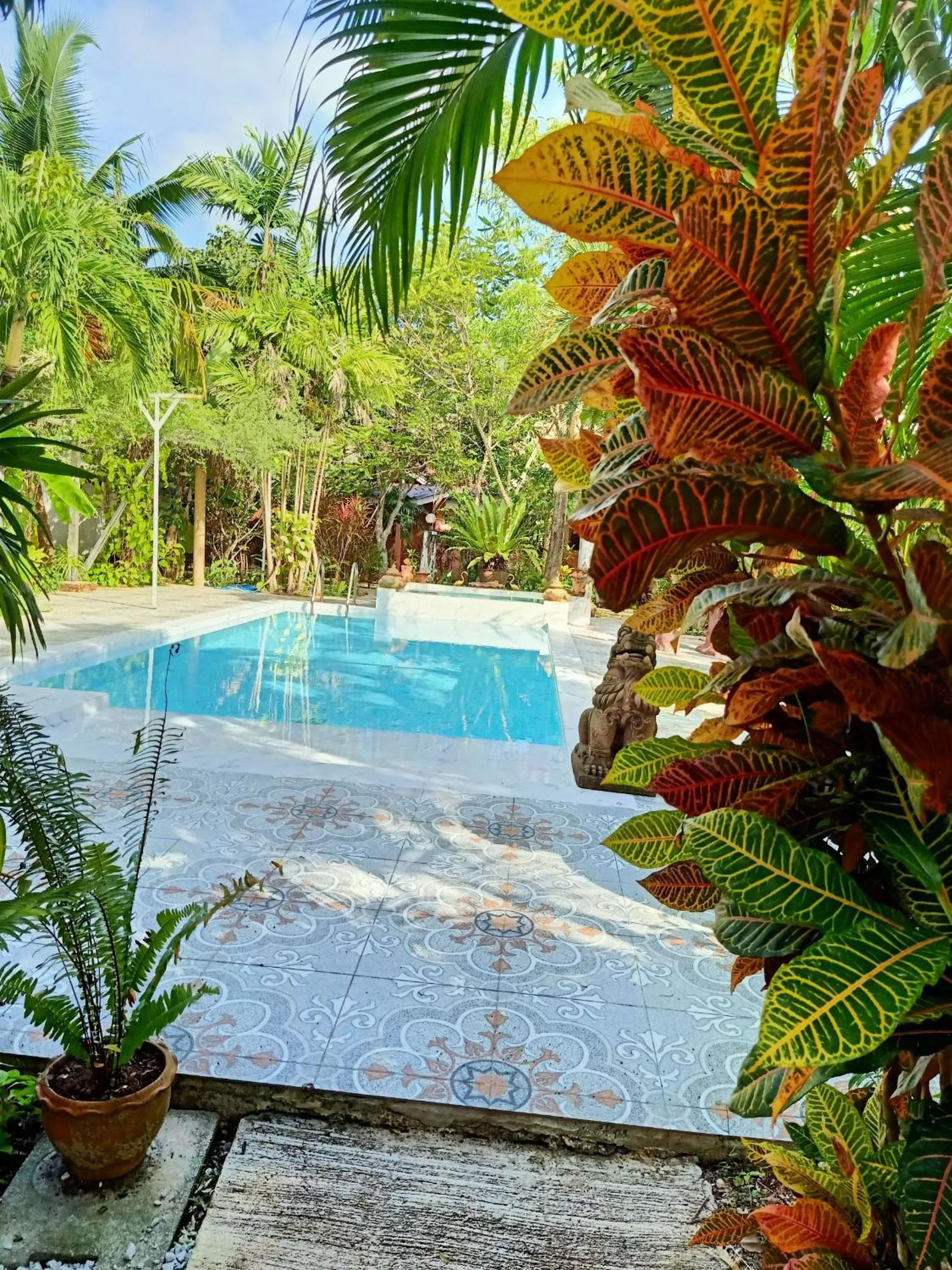 Ban Elephant Blanc Bungalow