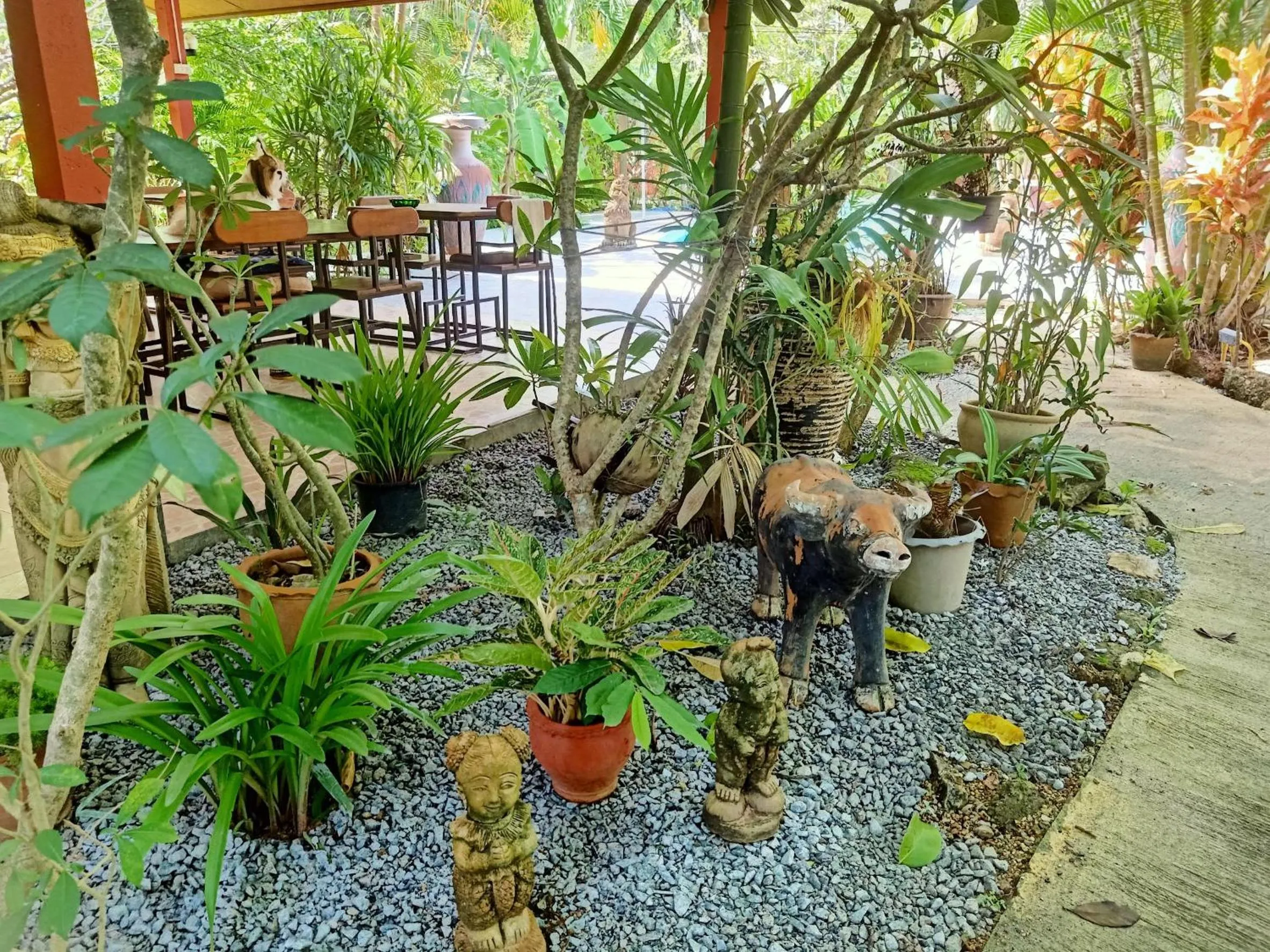Inner courtyard view in Ban Elephant Blanc Bungalow