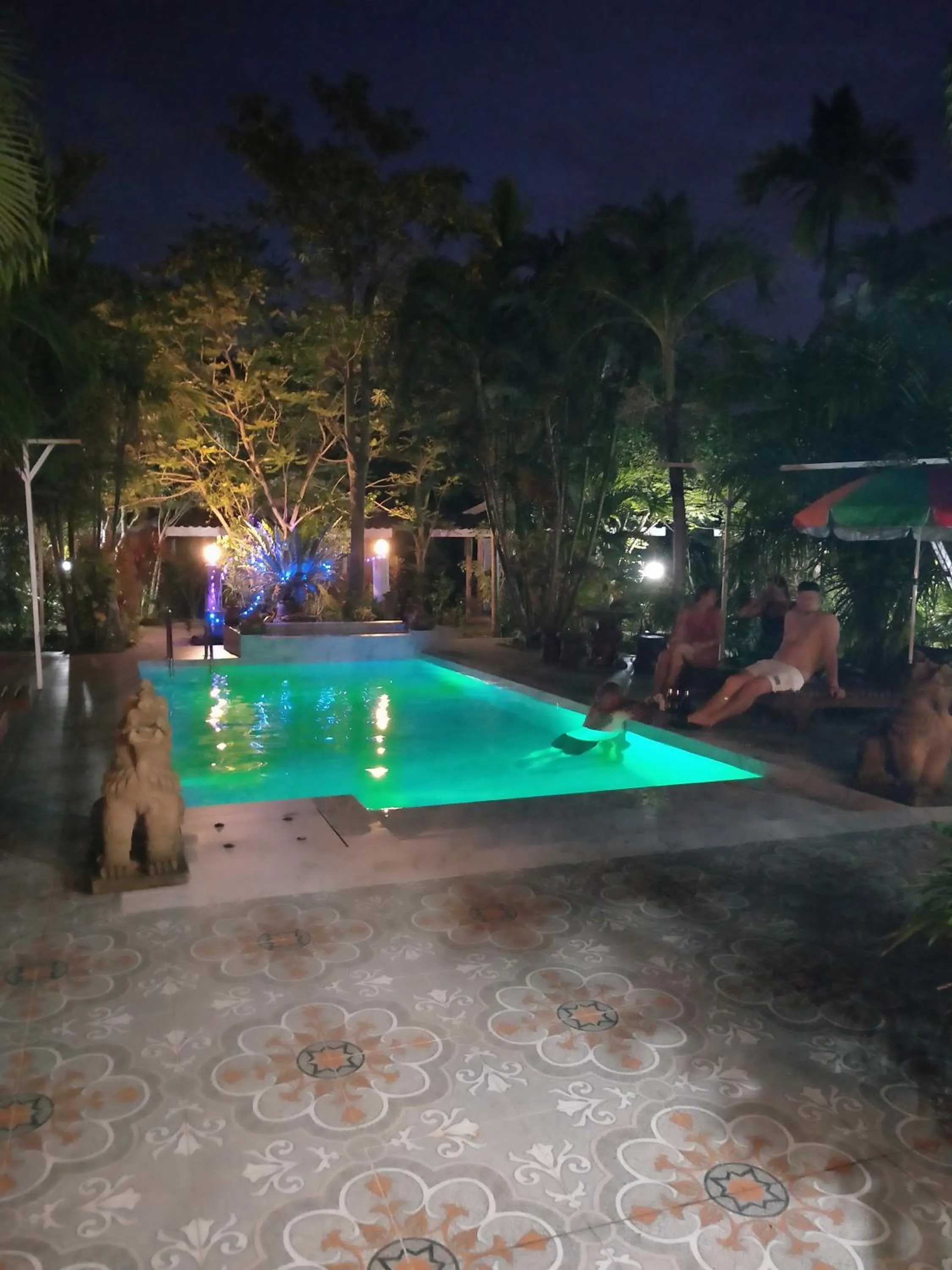 Ban Elephant Blanc Bungalow