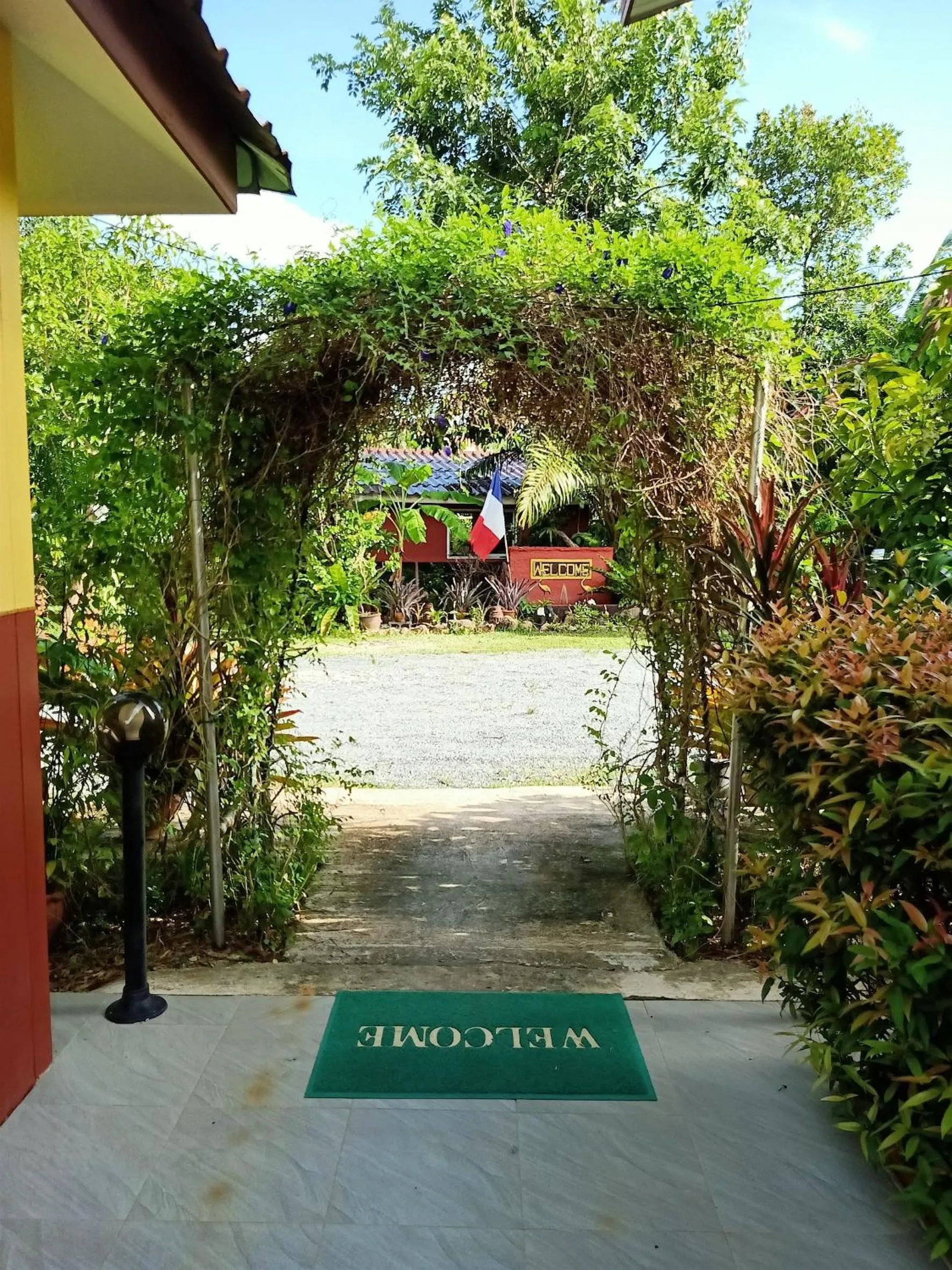 Ban Elephant Blanc Bungalow