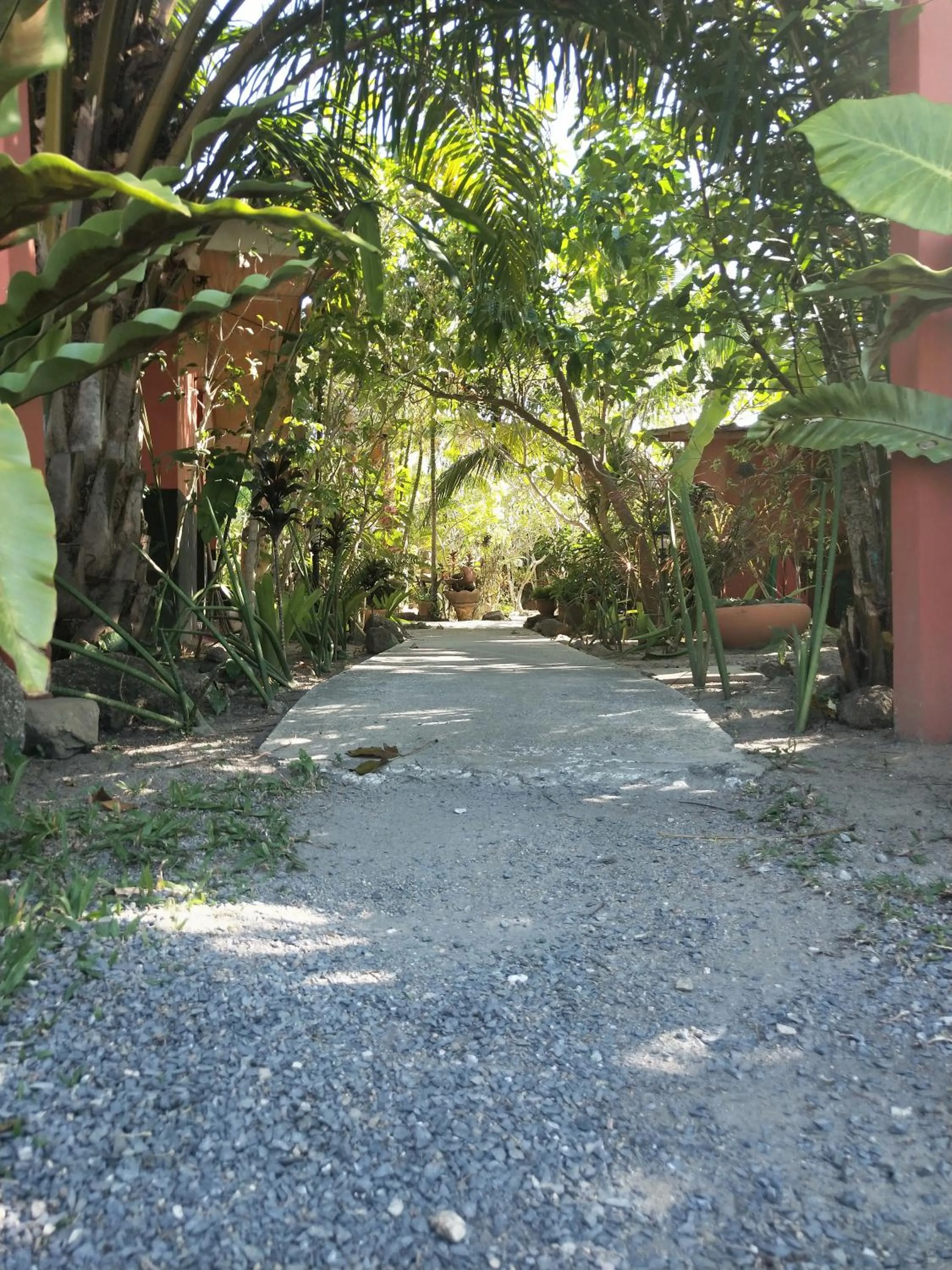 Ban Elephant Blanc Bungalow