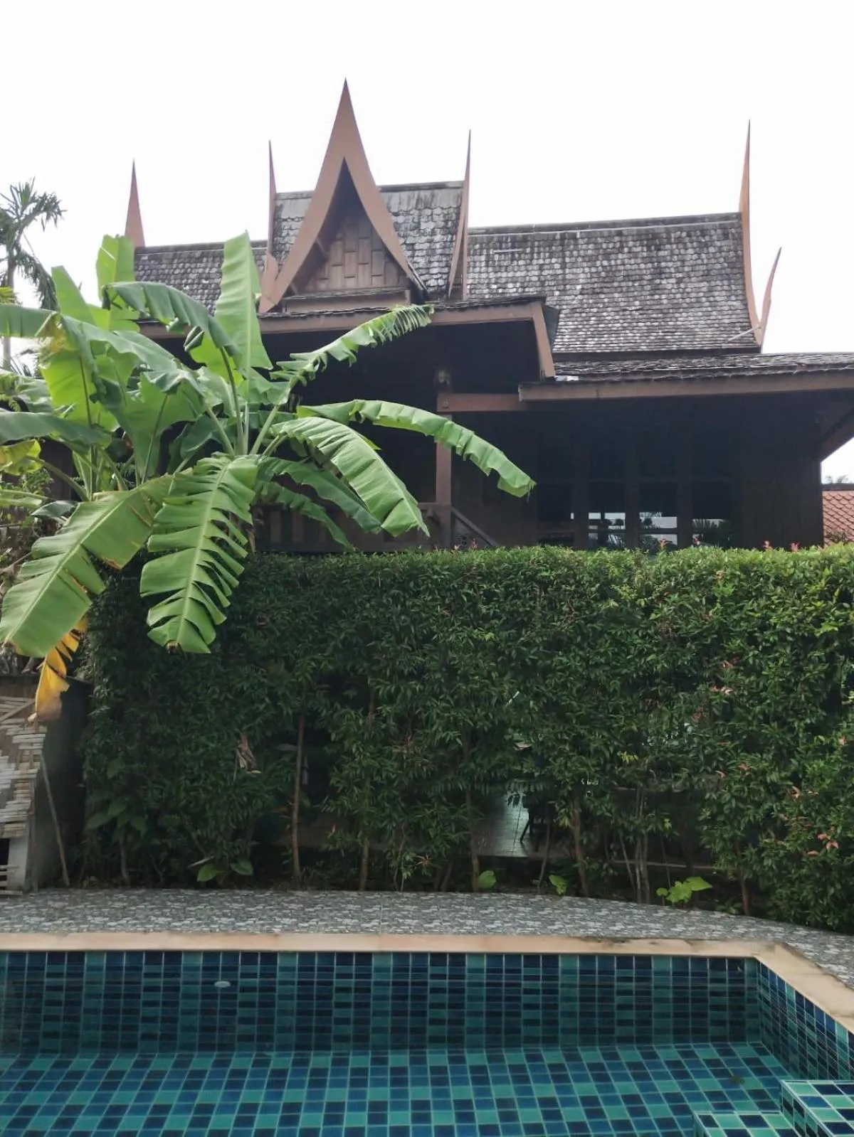 Ban Elephant Blanc Bungalow