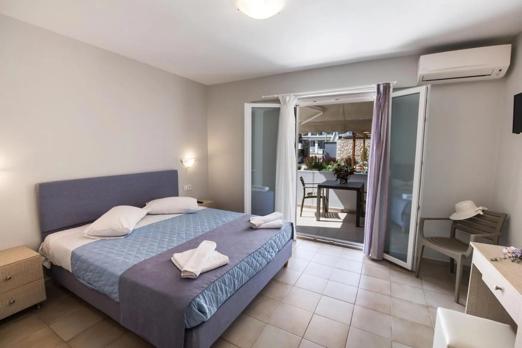 Bed in Christina Studios